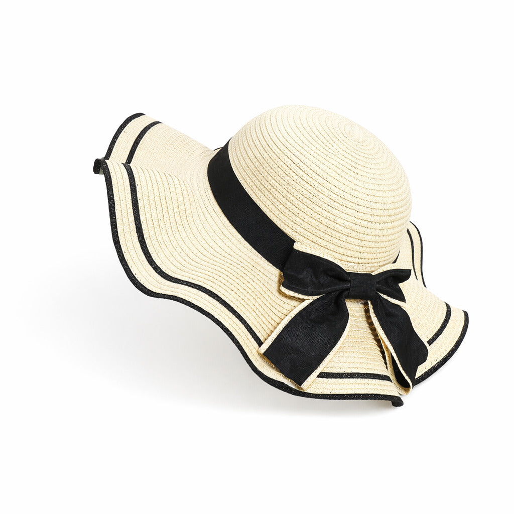 Chapeau de paille avec décoration florale sur le bord