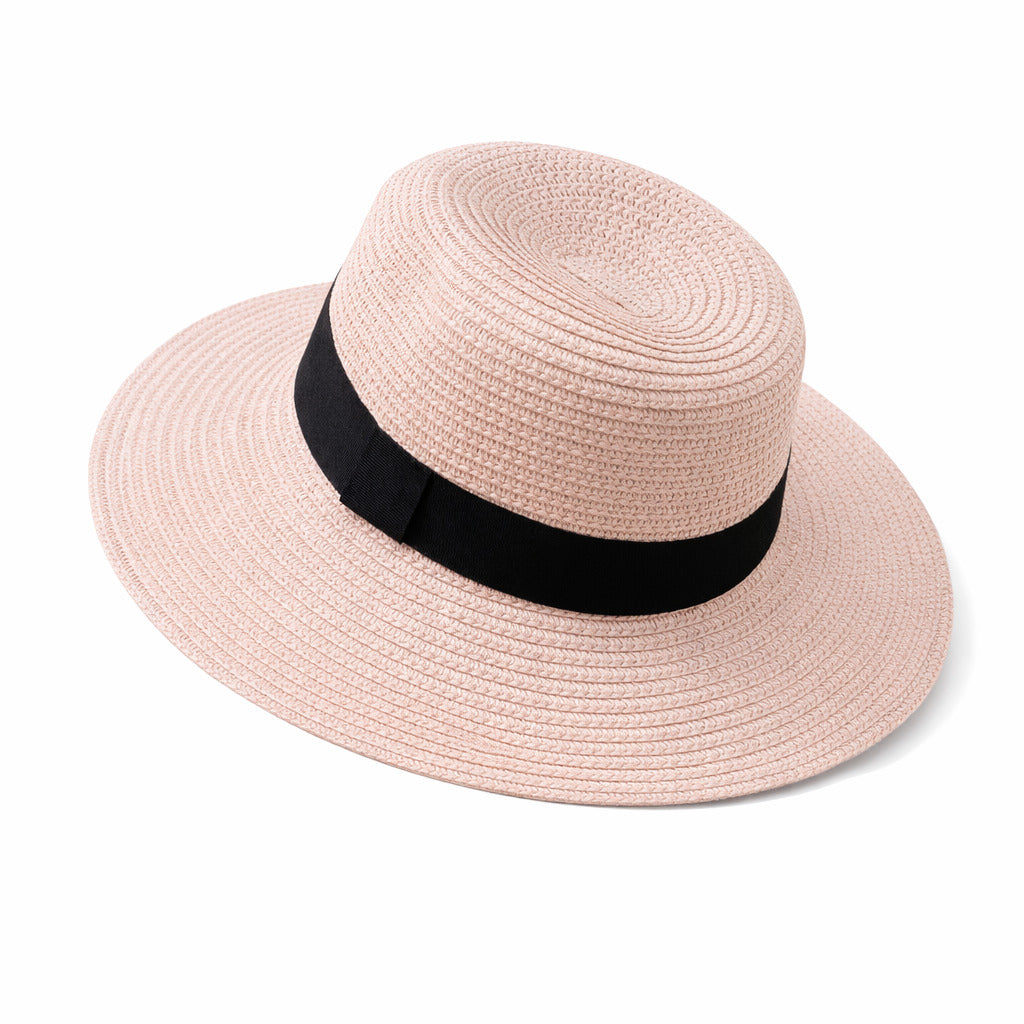 Chapeau Panama sur une table de jardin
