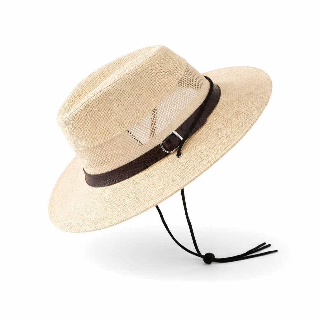 Chapeau Panama sur une plage, large bord ombragé