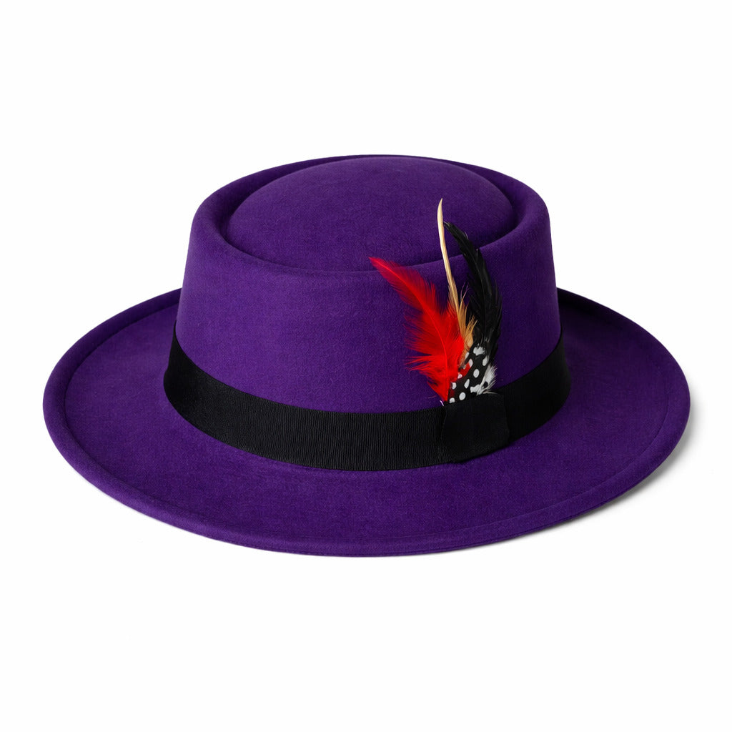 Personne portant un chapeau Fedora dans un parc
