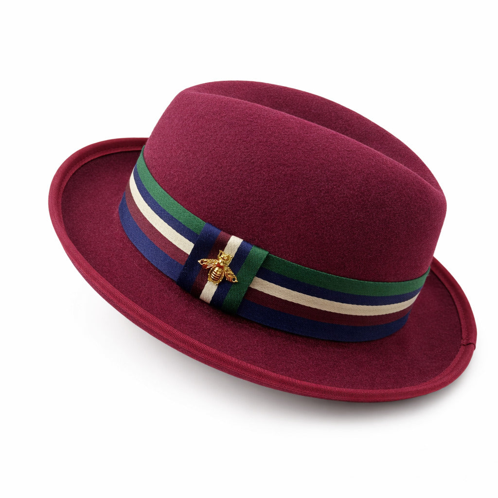 Chapeau melon noir sur une étagère en bois