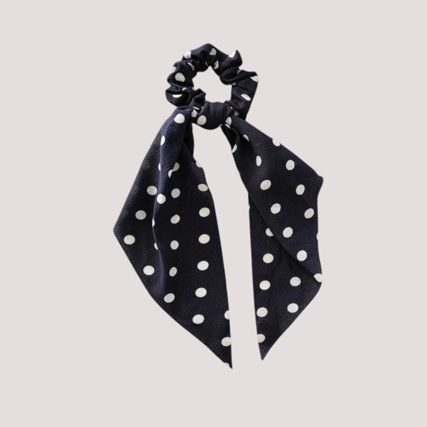 Chouchou foulard bleu marine à pois sur fond blanc