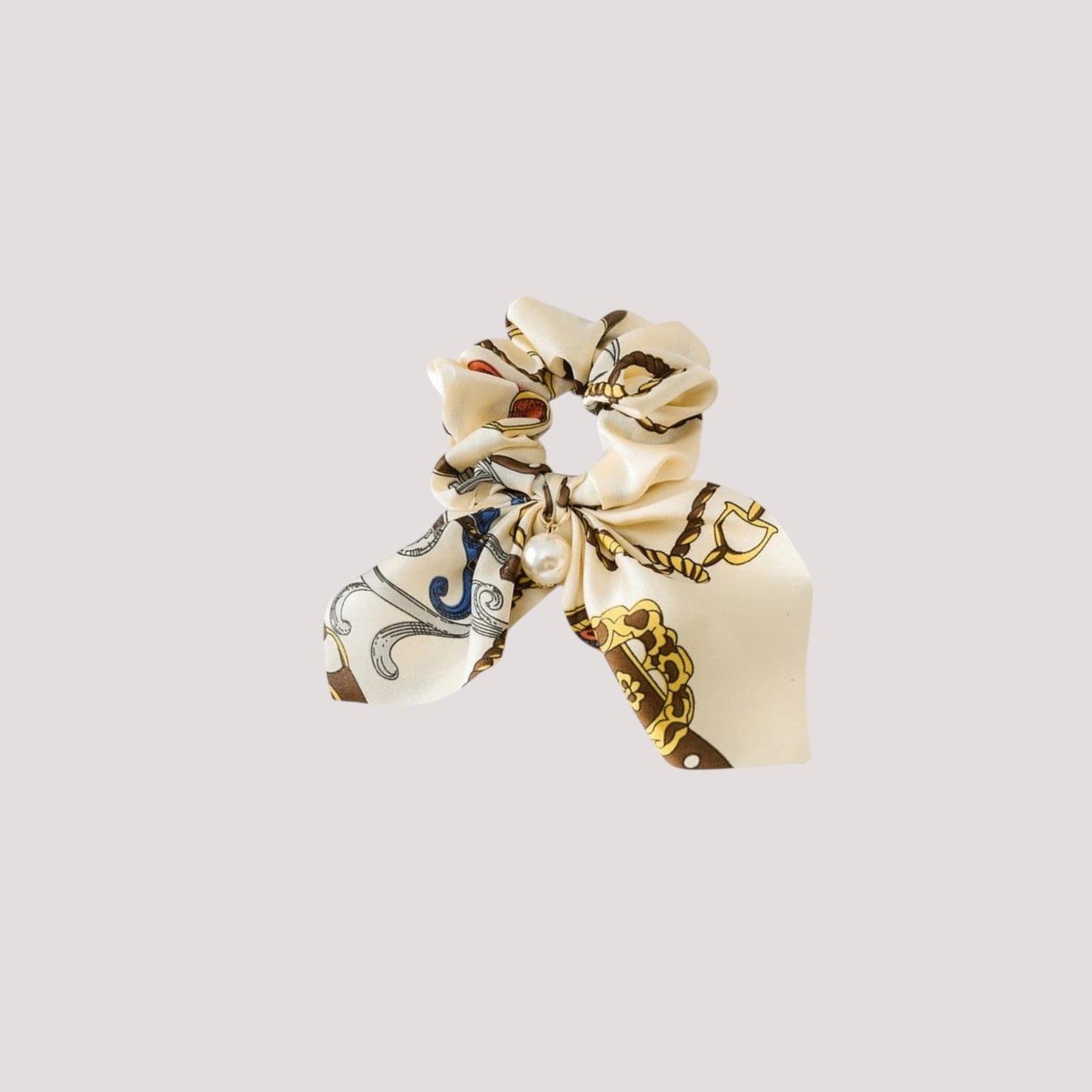 Chouchou foulard court avec motifs élégants sur fond blanc