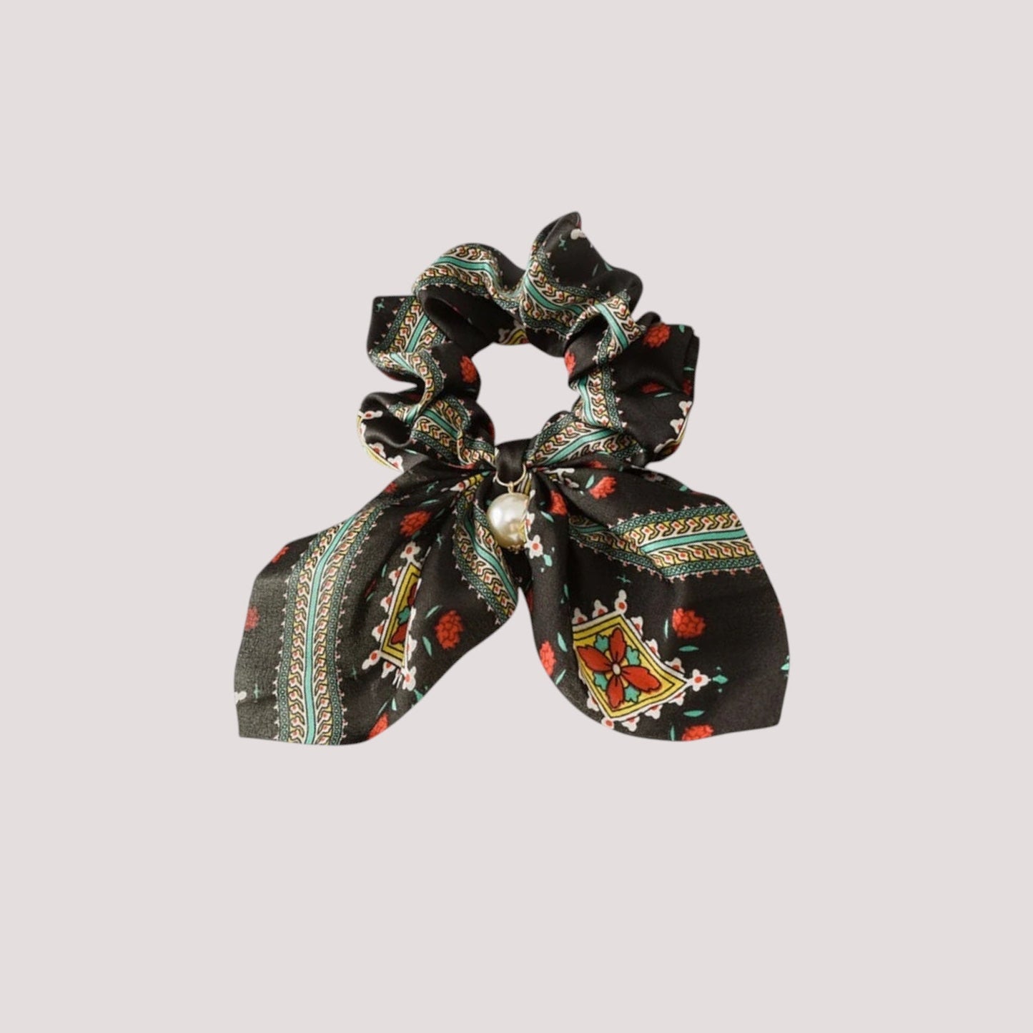 Chouchou foulard bohème léger sur fond neutre