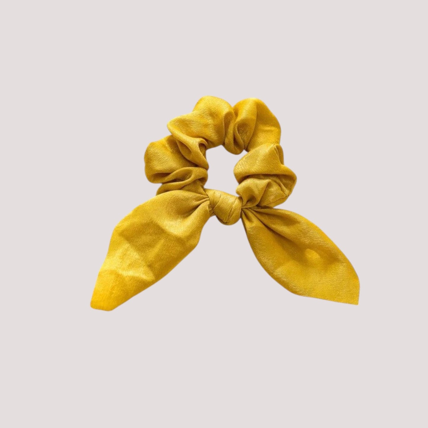 Chouchou foulard jaune en polyester sur fond blanc