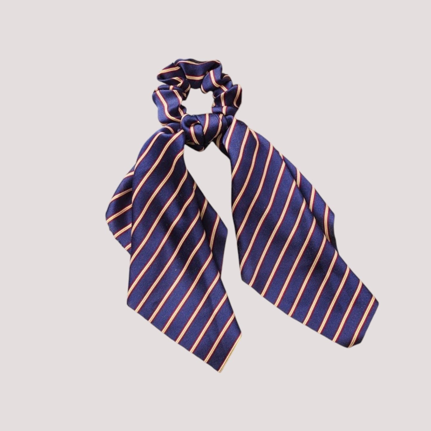 Chouchou foulard à rayures marines sur fond blanc
