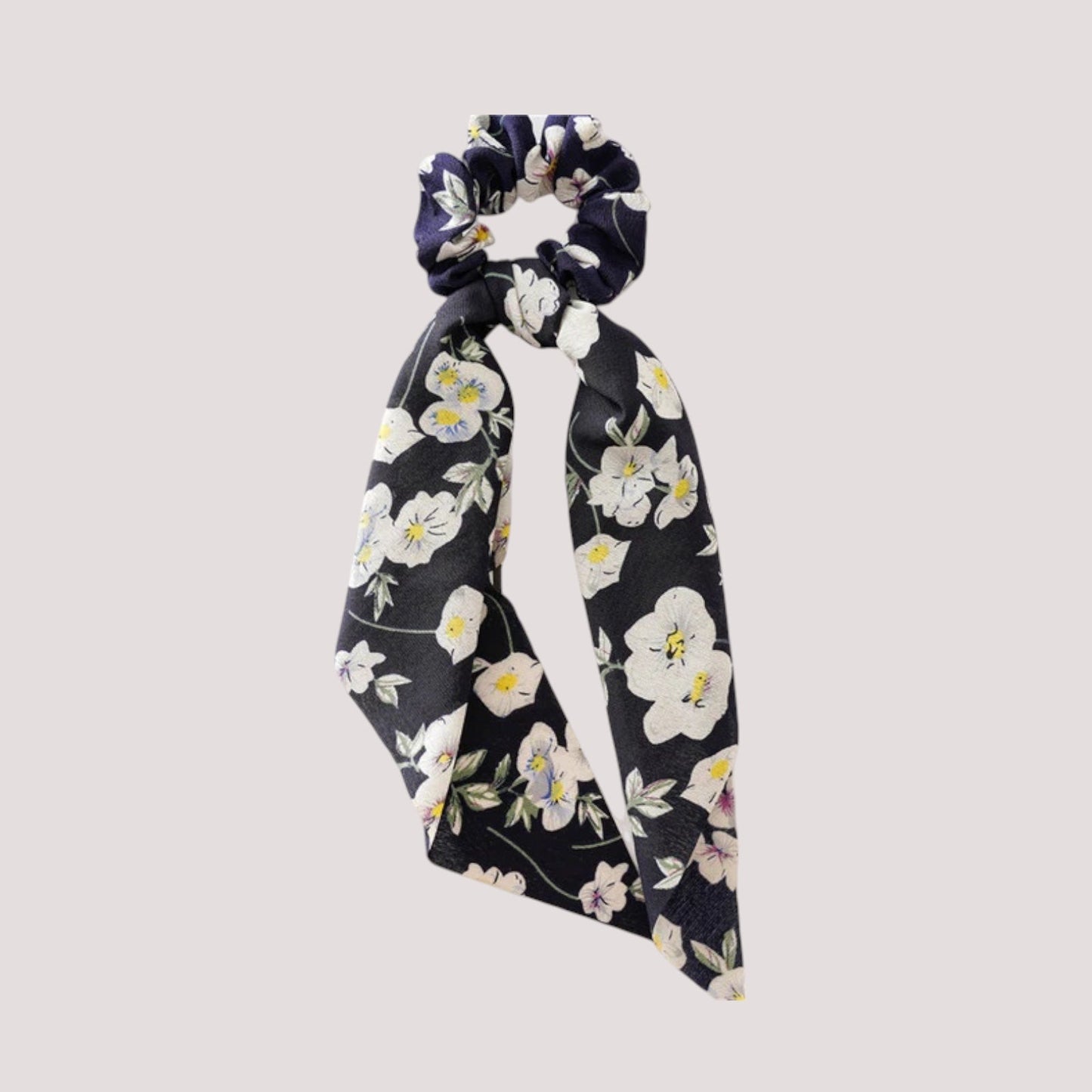 Chouchou foulard bleu marine sur fond blanc