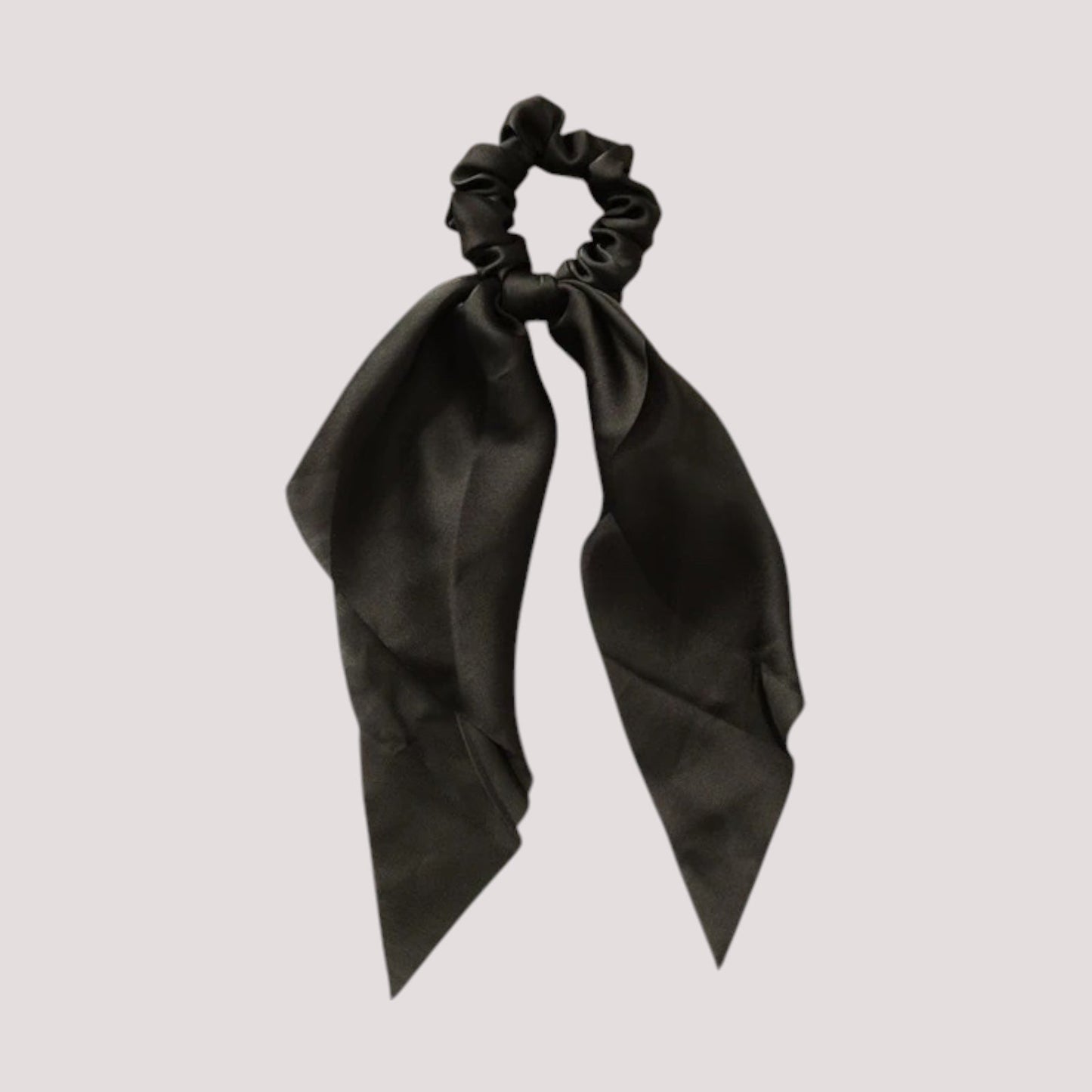 Chouchou foulard noir en polyester sur fond blanc