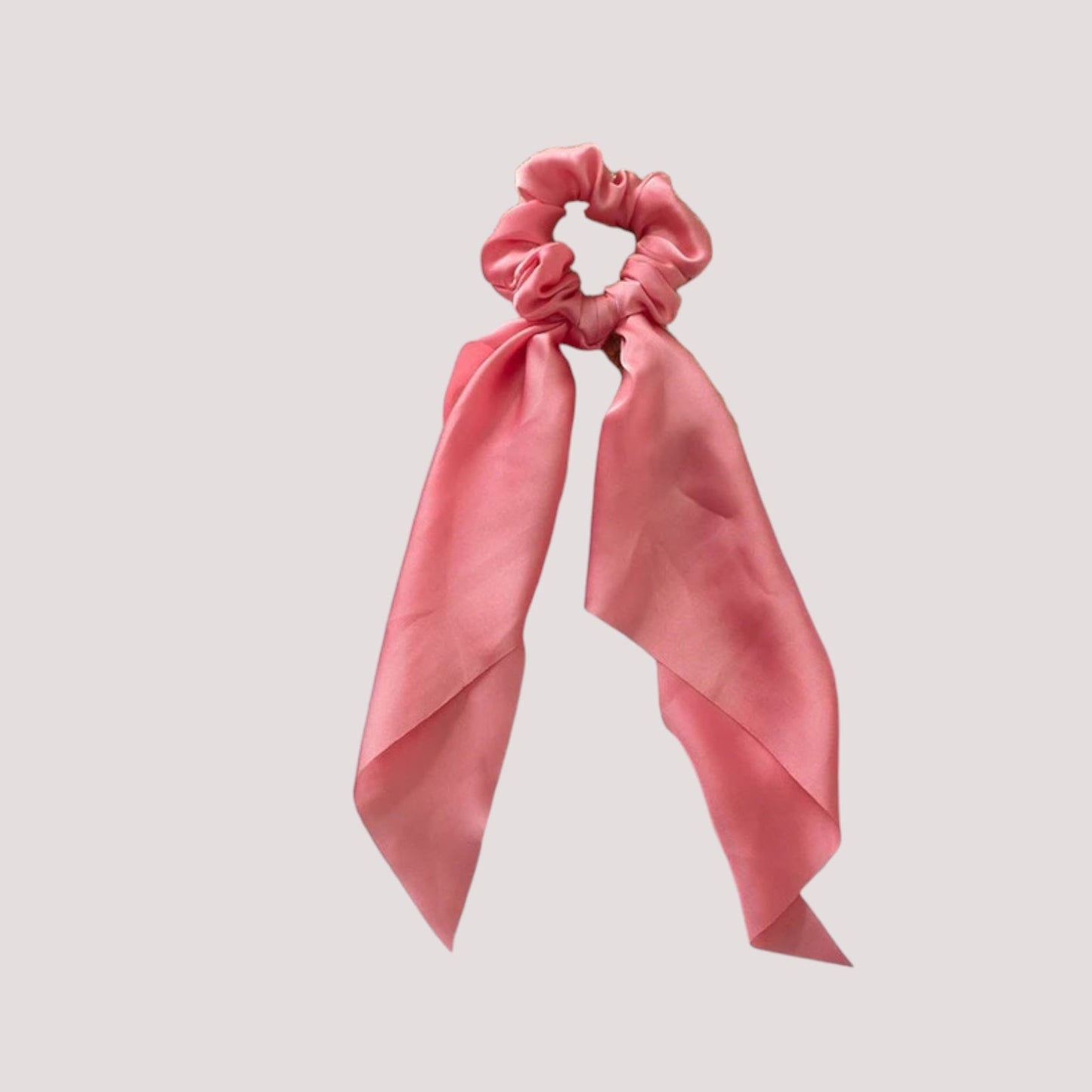 Chouchou foulard rose uni en polyester sur fond blanc