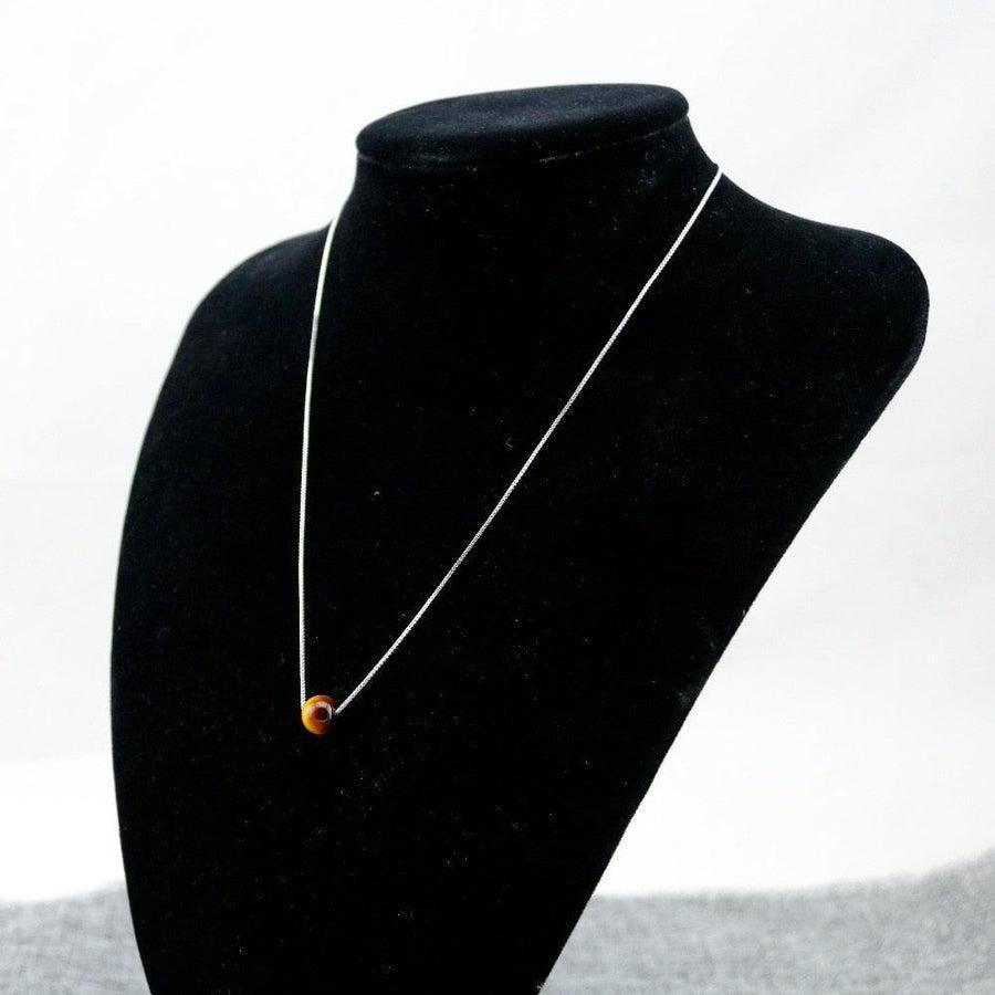 Vue latérale du collier montrant le fermoir à ressort