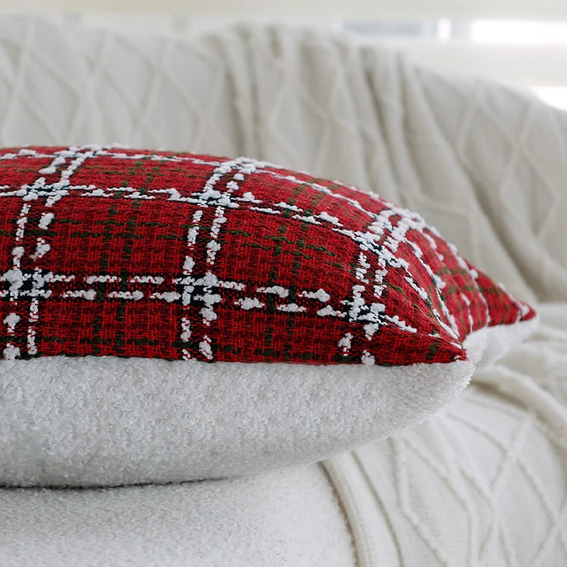 Gros plan sur la texture sherpa du coussin rouge