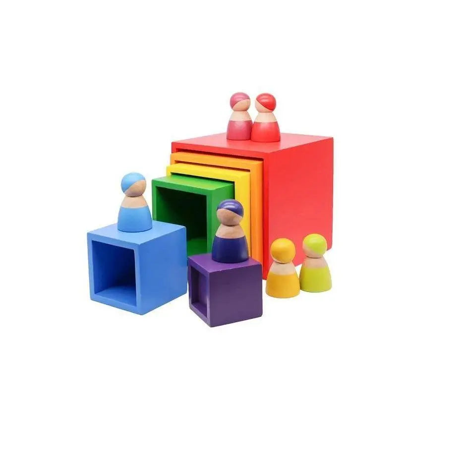 Cubes en bois multicolores emboîtés, vue de côté
