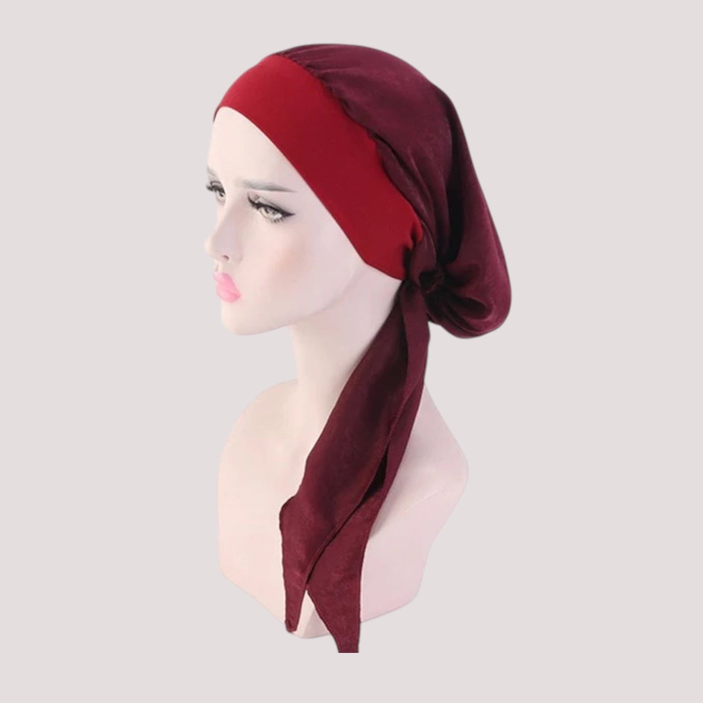 Foulard long bordeaux en mousseline sur fond neutre