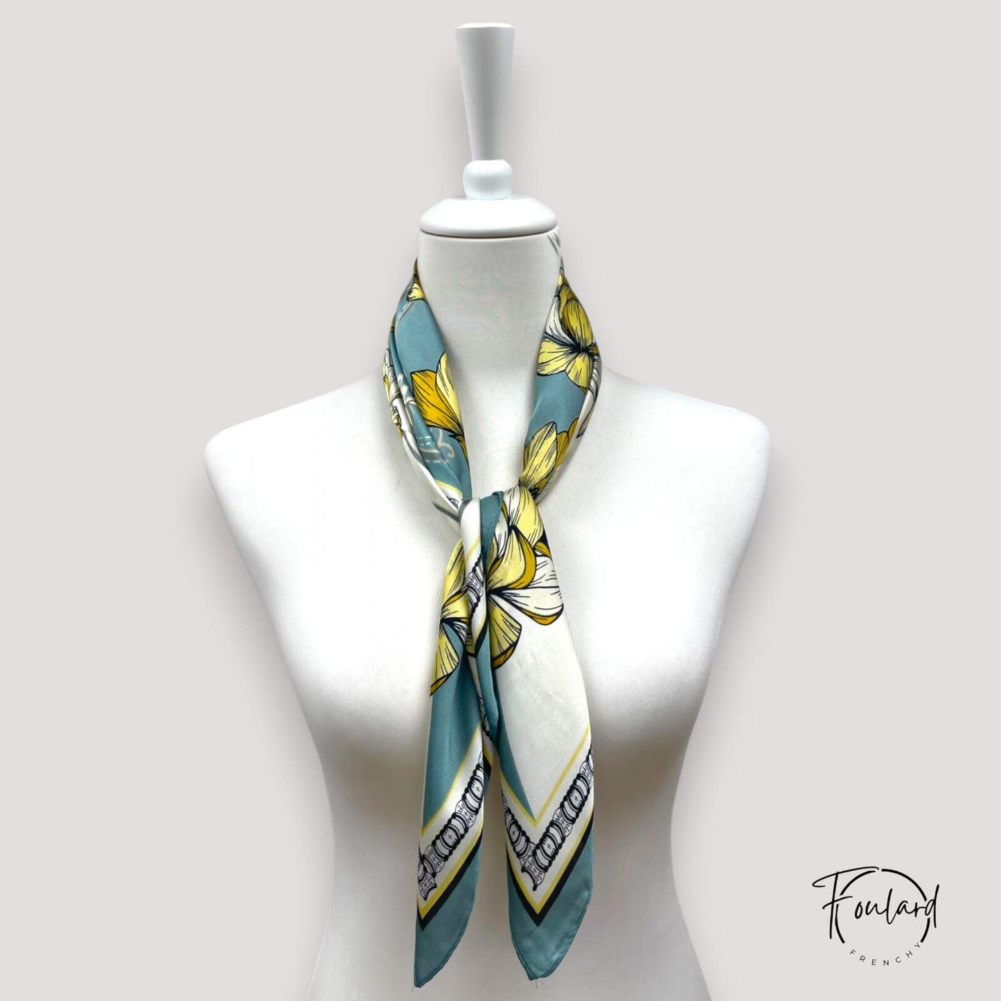 Vue d'ensemble du foulard baroque, fleurs et arabesques