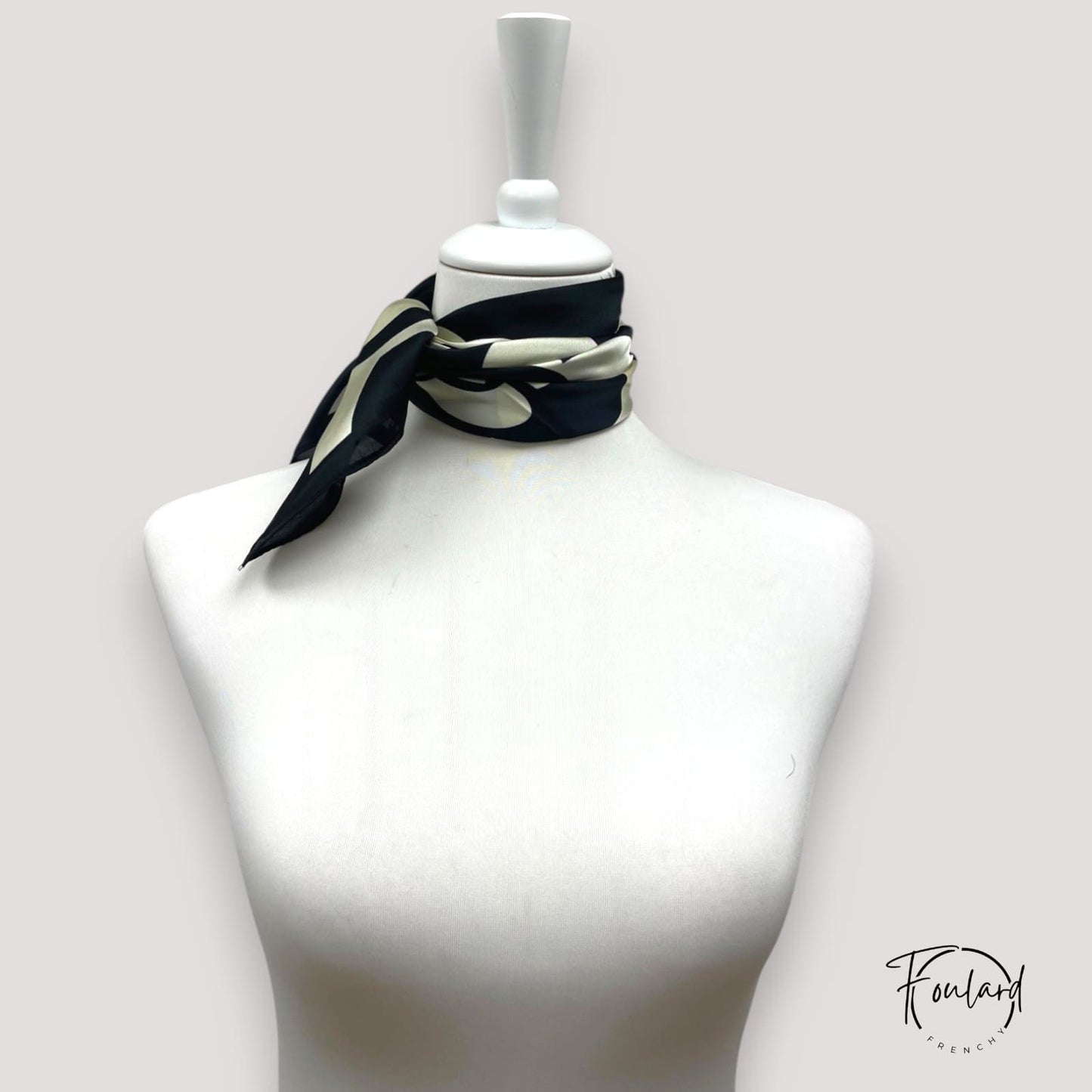 Vue d'ensemble du foulard carré avec fleurs stylisées