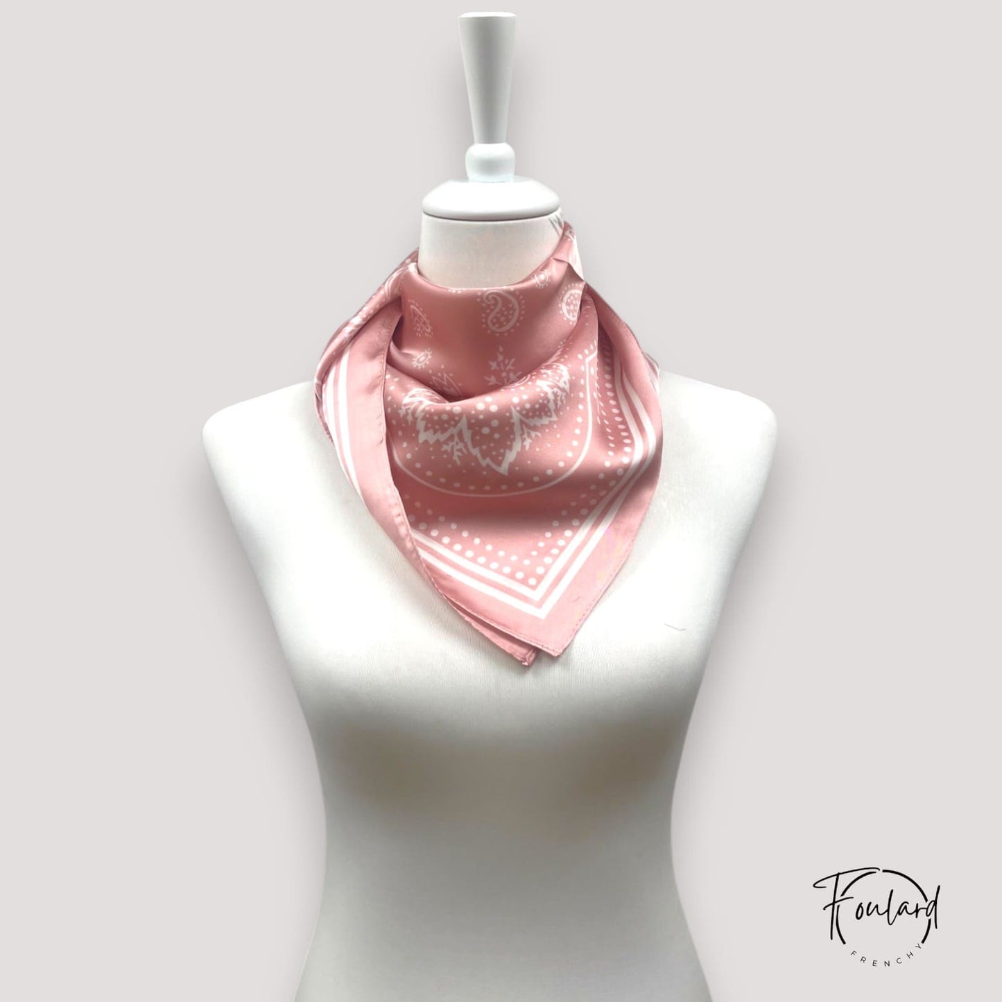 Vue d'ensemble du foulard carré, texture fluide et douce