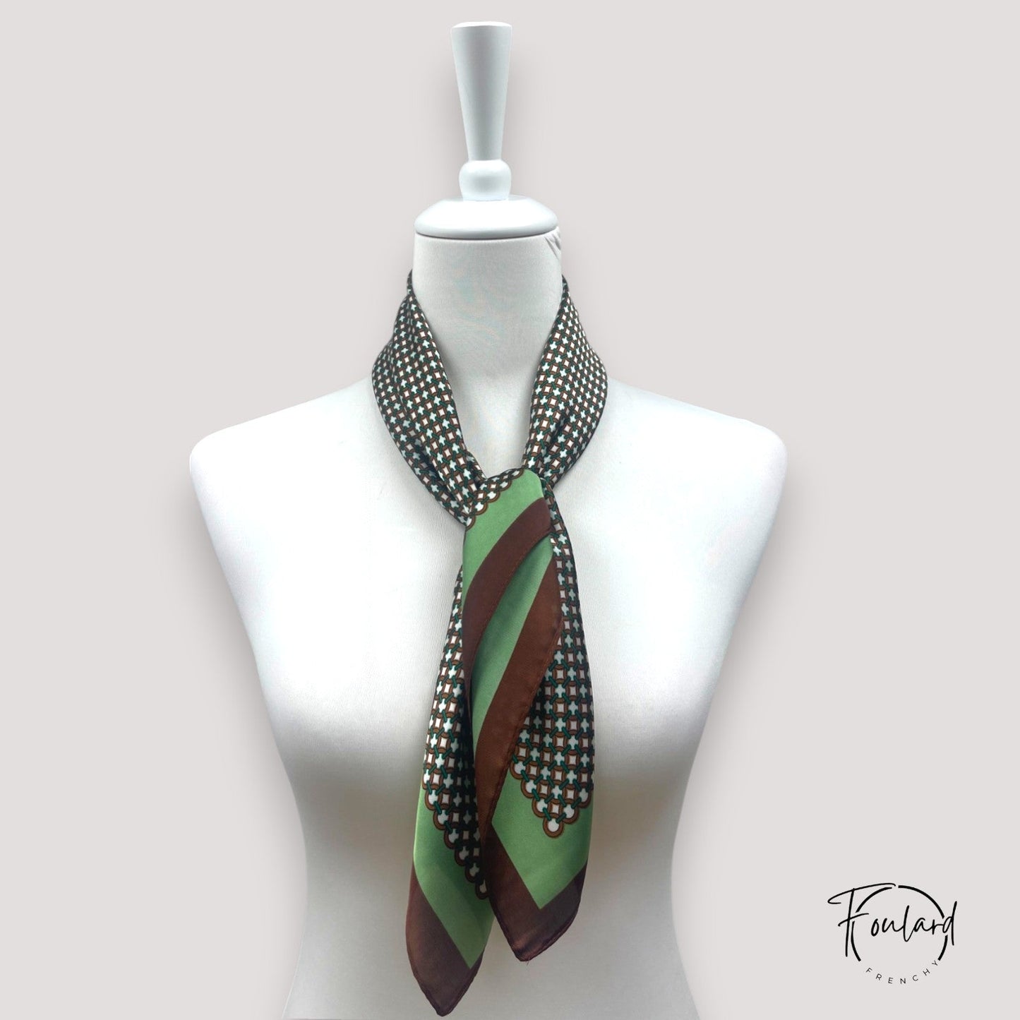 Vue d'ensemble du foulard carré avec motif géométrique