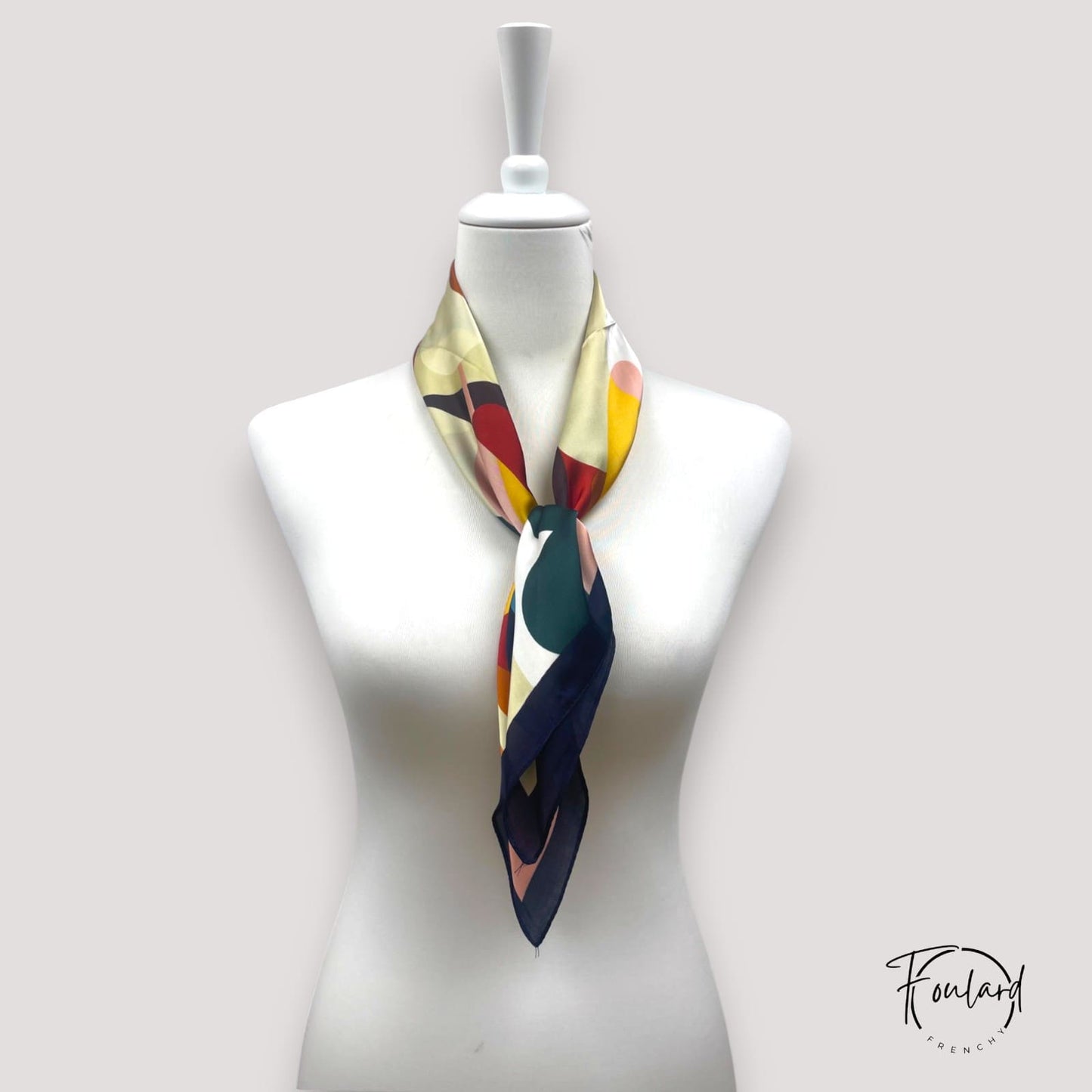 Vue d'ensemble du foulard montrant les couleurs vives et contrastées