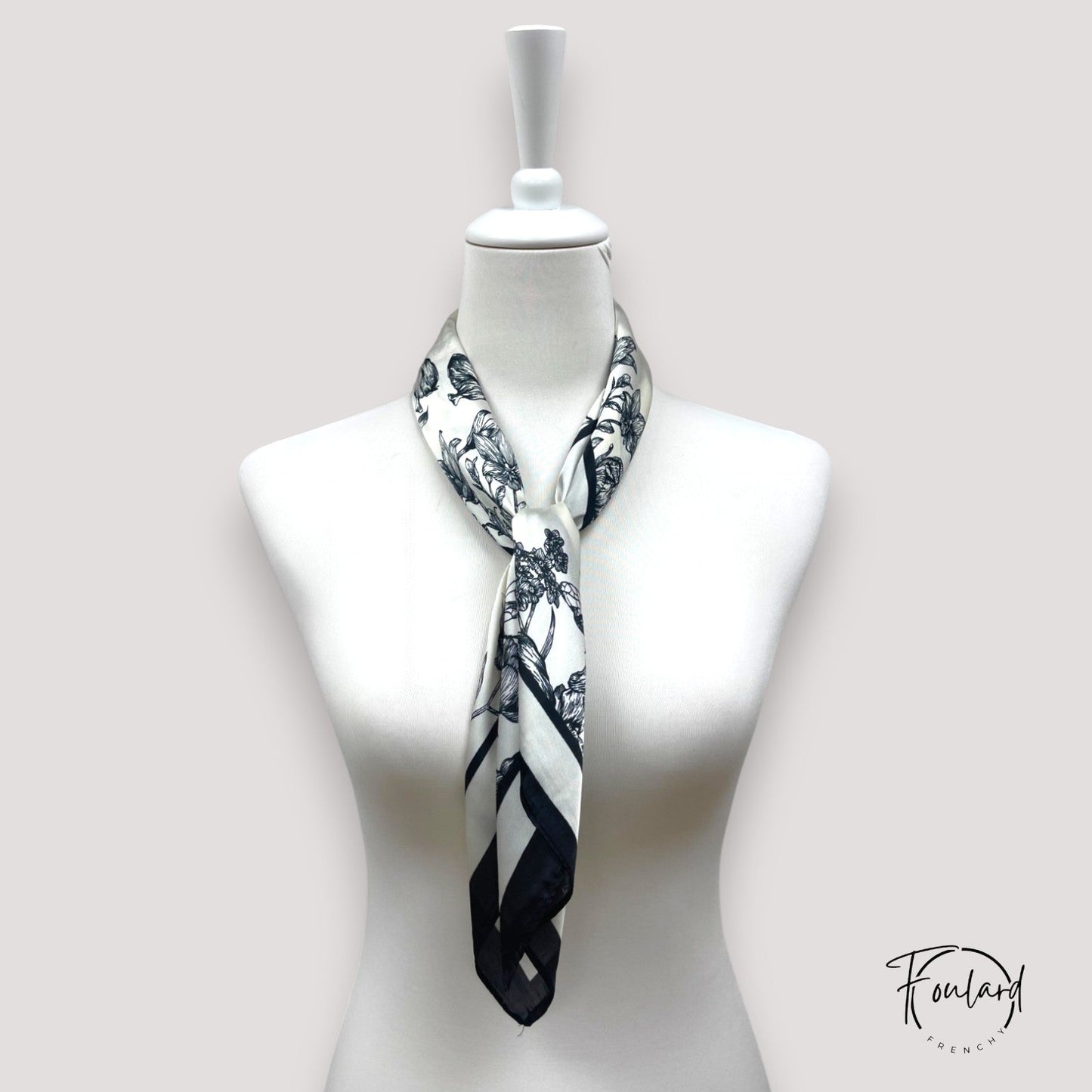 Foulard carré avec bordure noire contrastante