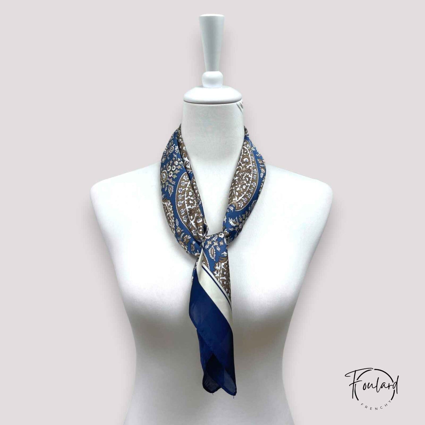 Vue rapprochée du motif floral écru sur foulard