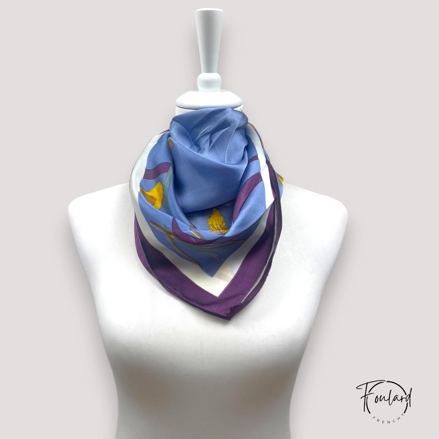 Foulard noué autour du cou, style élégant et artistique