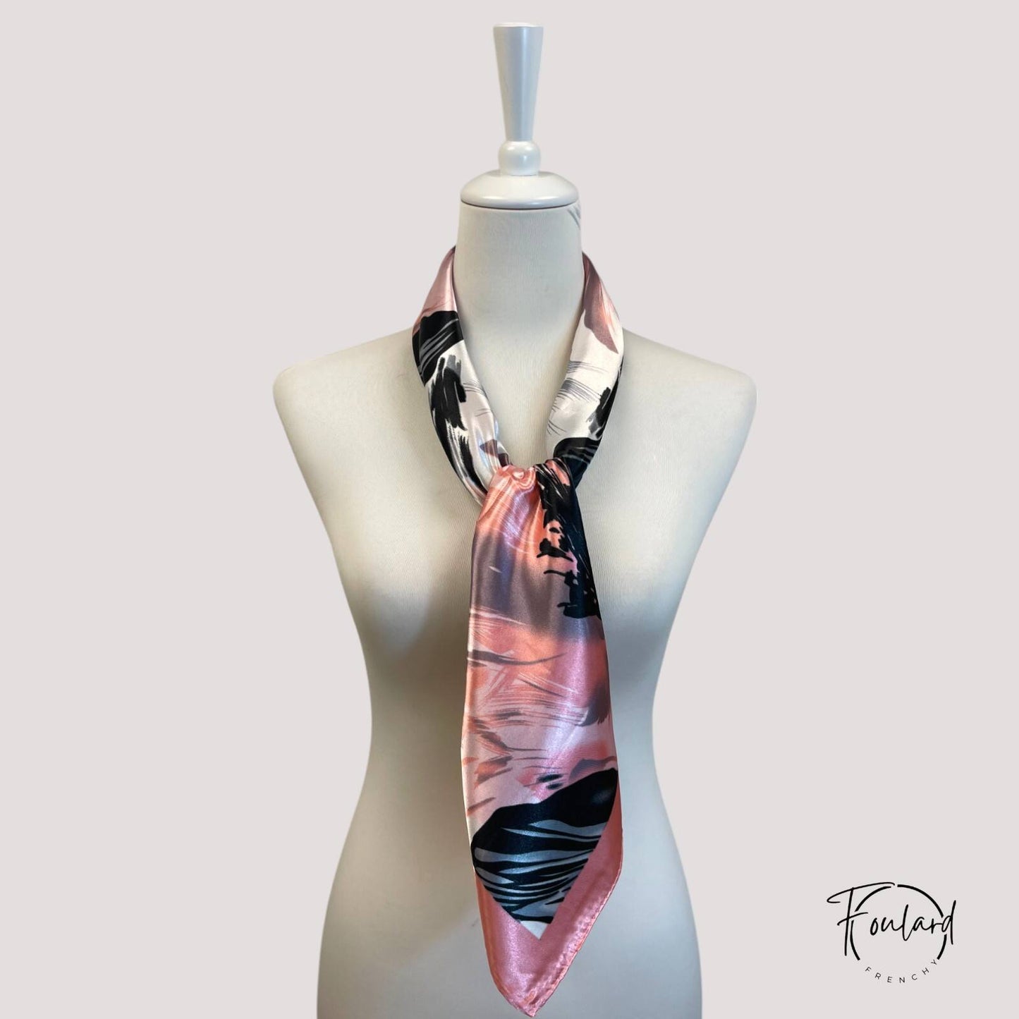 Foulard noué dans les cheveux, style élégant et décontracté