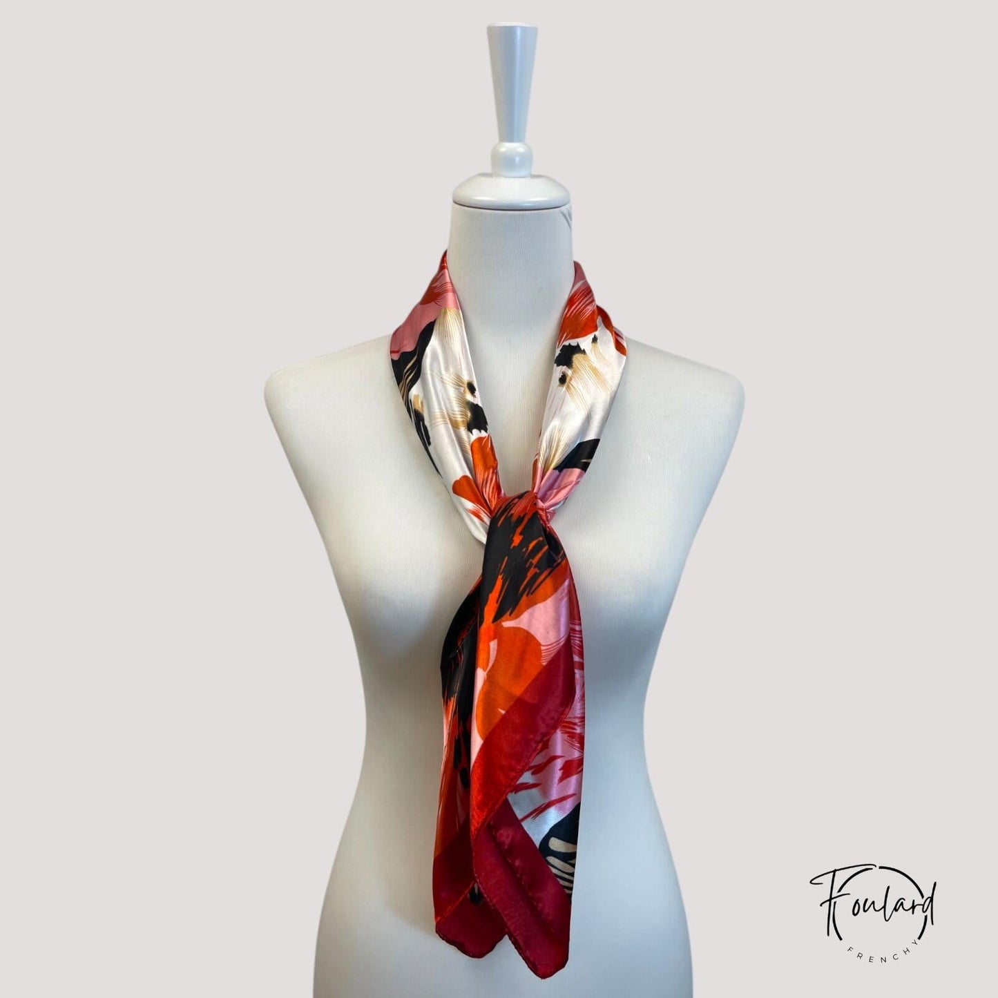 Foulard rouge carré noué autour de cheveux, vue latérale