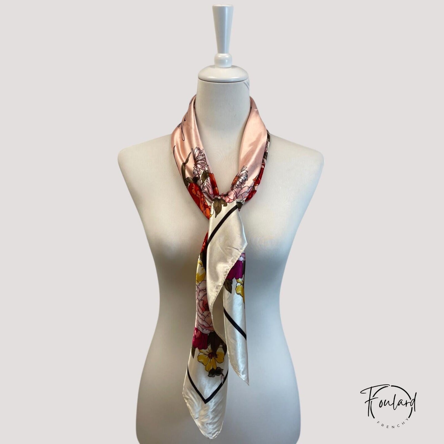 Texture lisse du foulard rouge à motifs floraux
