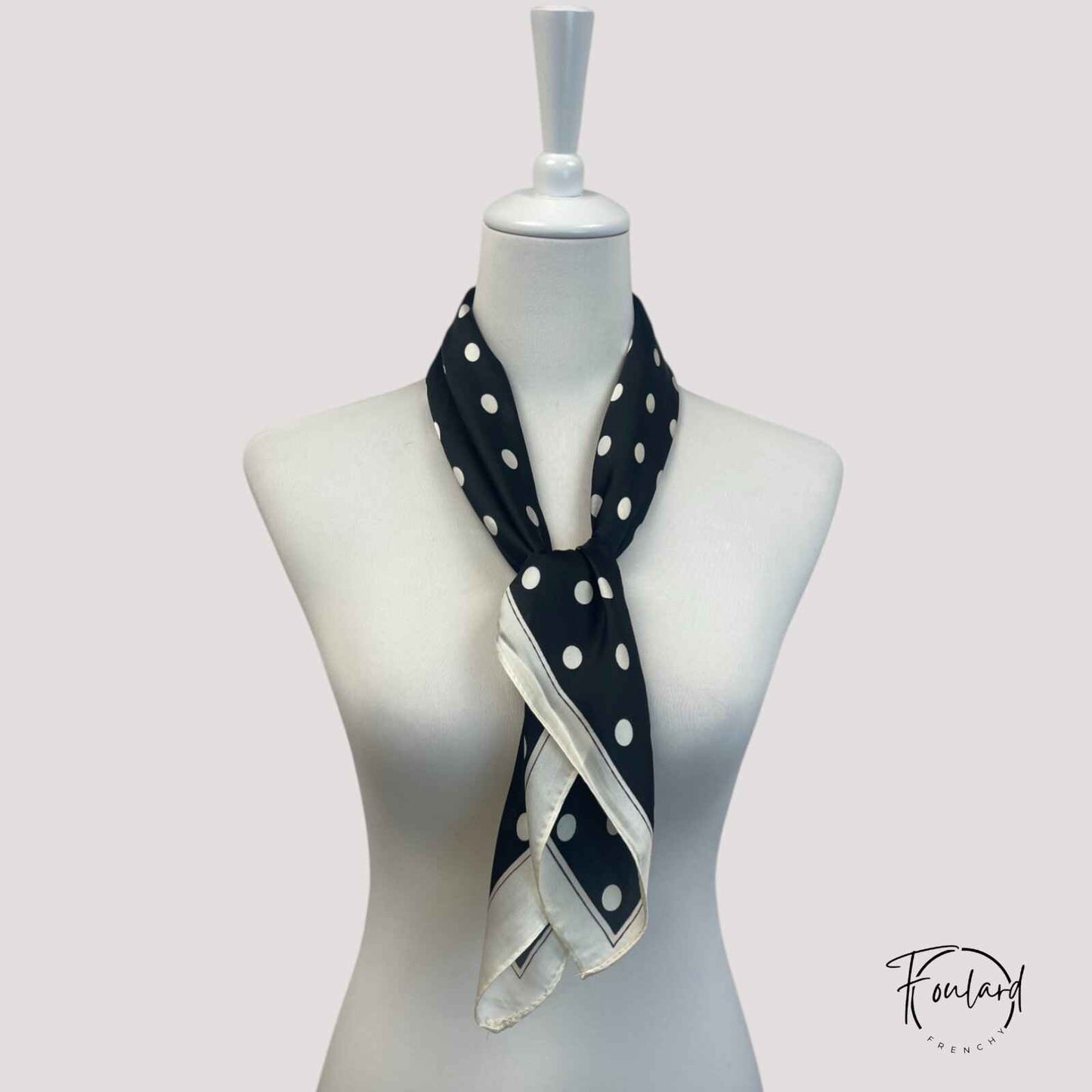 Vue d'ensemble du foulard carré avec bordure crème