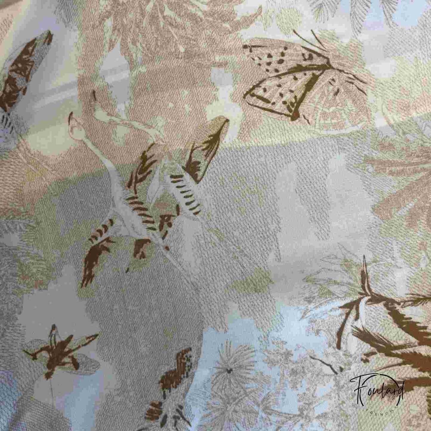 Texture soyeuse du foulard, motif gravure ancienne