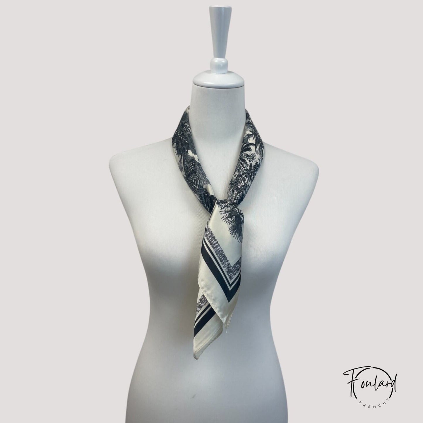 Vue d'ensemble du foulard carré avec bordure noire