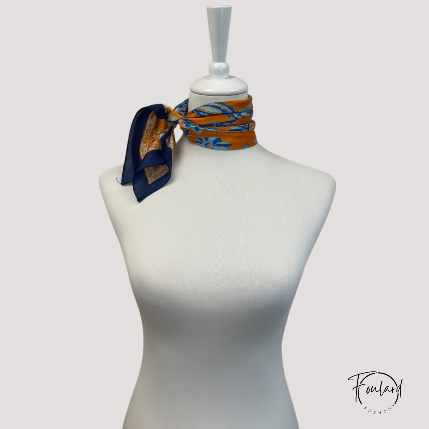 Vue rapprochée de la bordure décorative du foulard