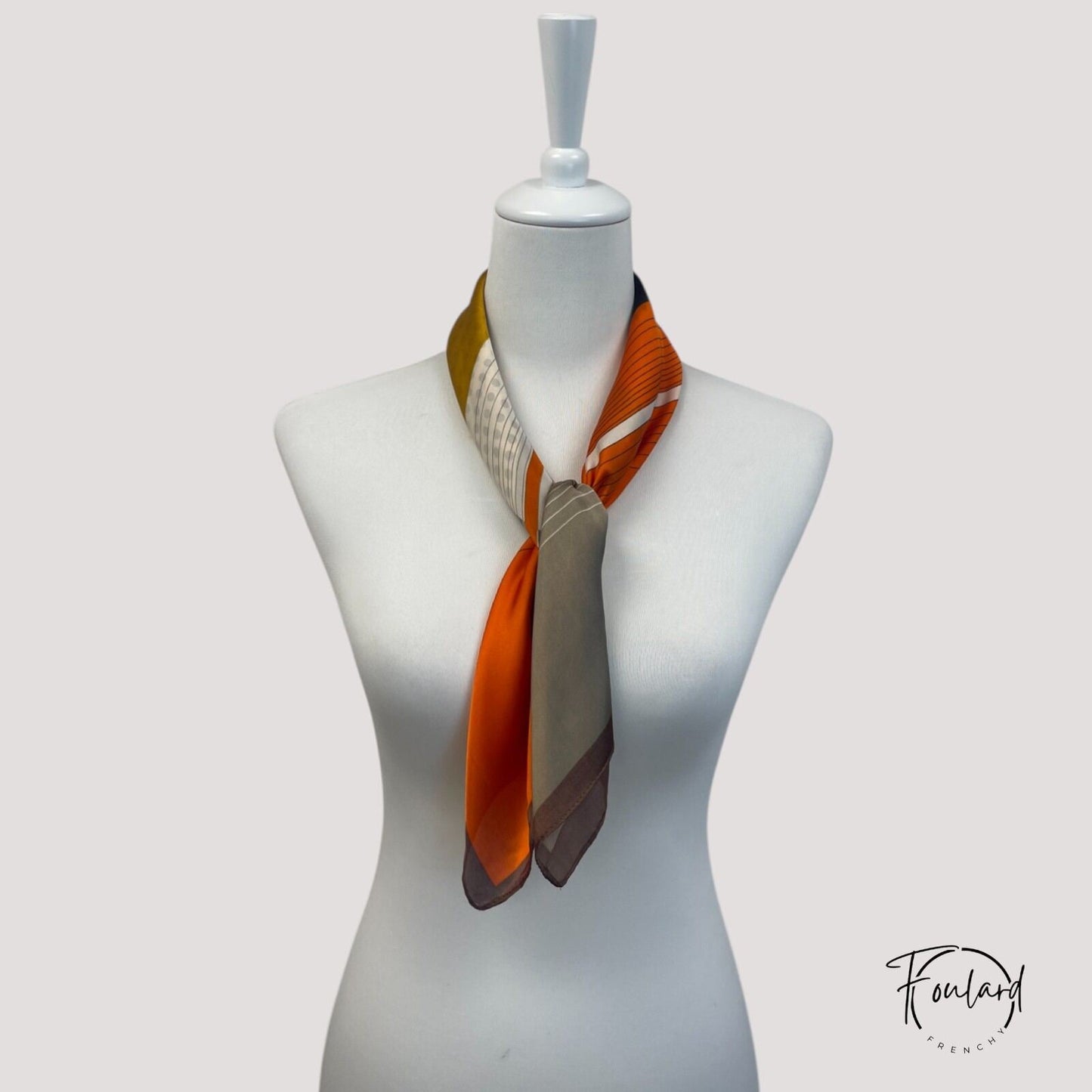 Vue rapprochée des couleurs chaudes du foulard