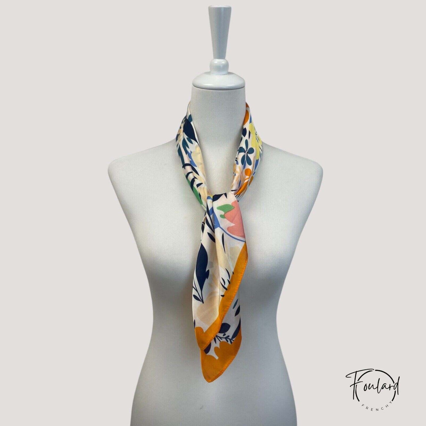 Vue rapprochée de la bordure orange vif du foulard