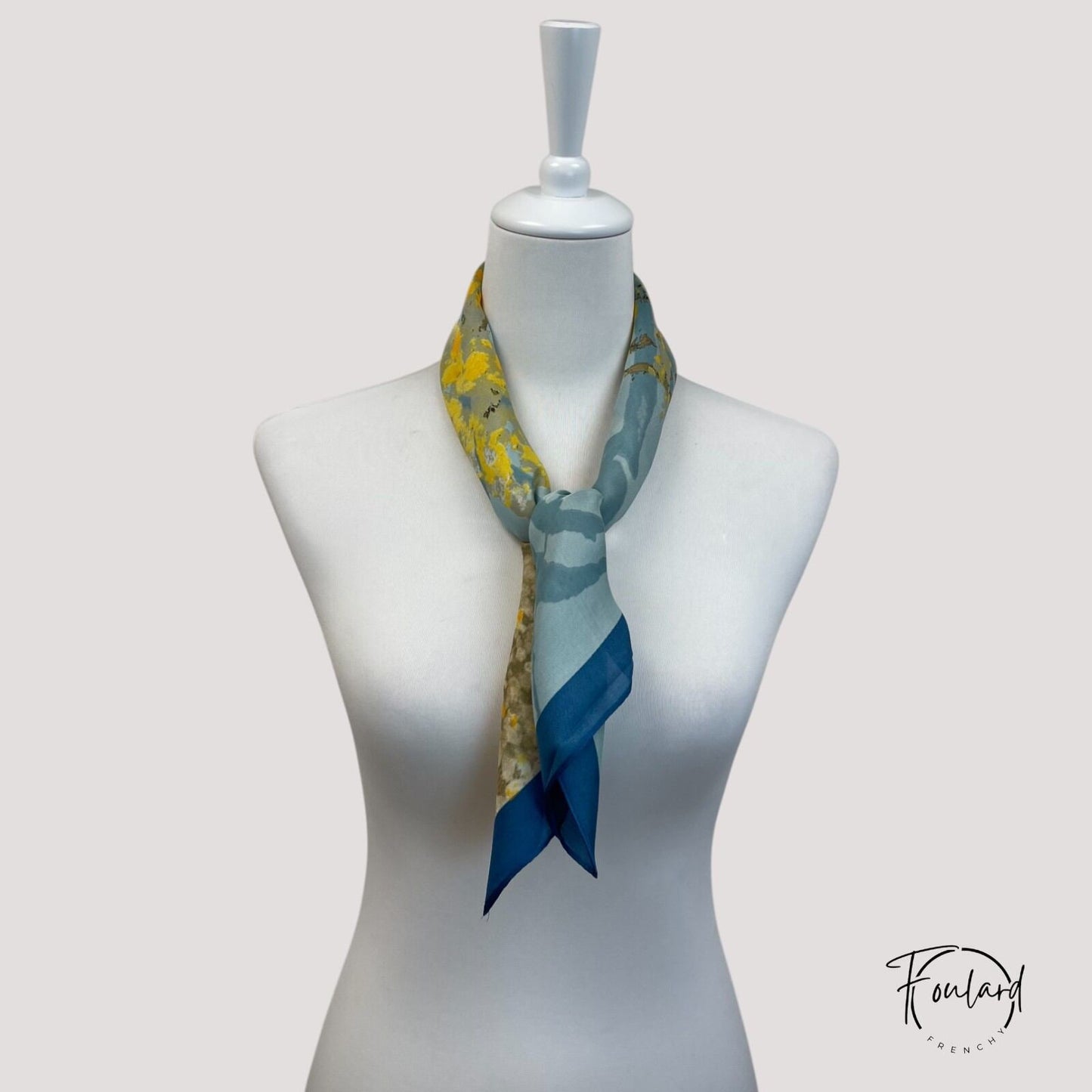 Vue d'ensemble du foulard avec reflets d'eau bleutés