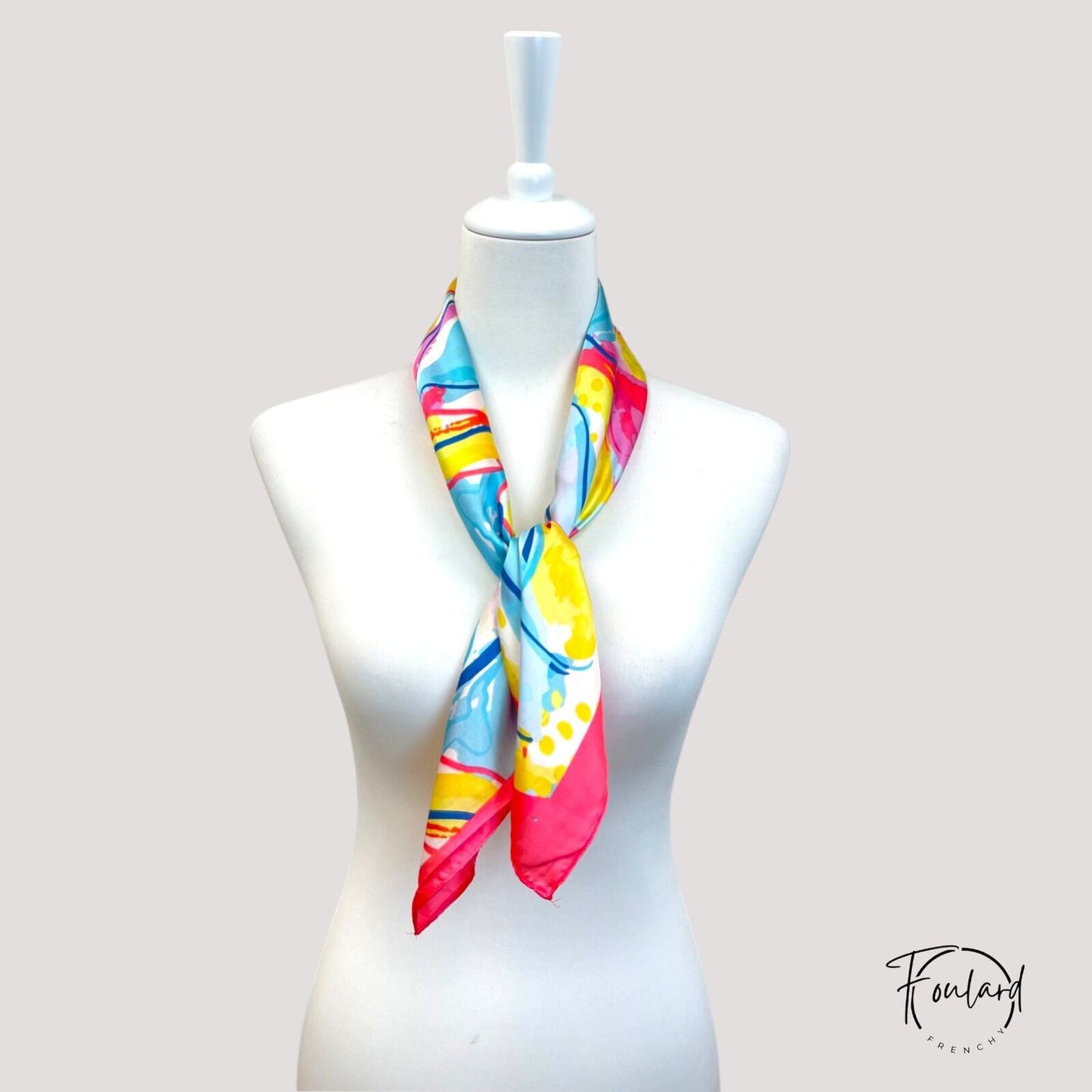 Vue rapprochée des couleurs vives du foulard en polyester