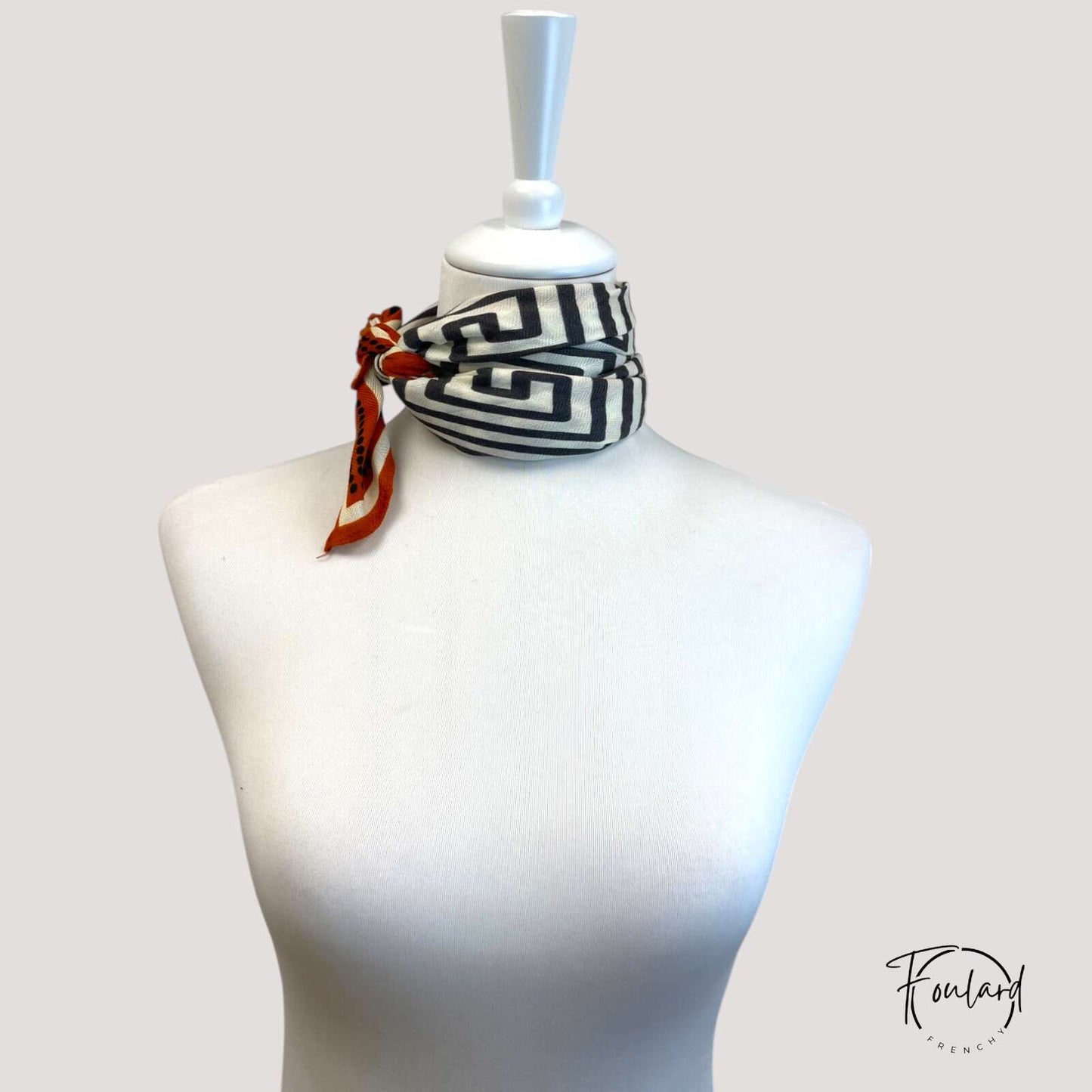 Vue d'ensemble du foulard avec rayures et bordure géométrique