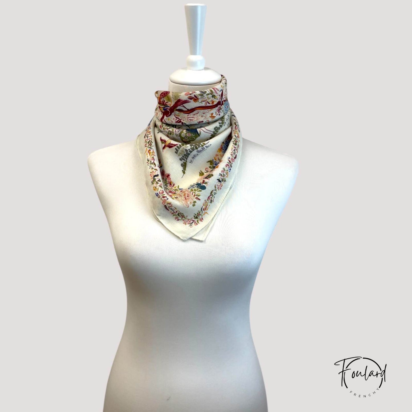 Vue d'ensemble du foulard vintage avec teintes bordeaux et vertes