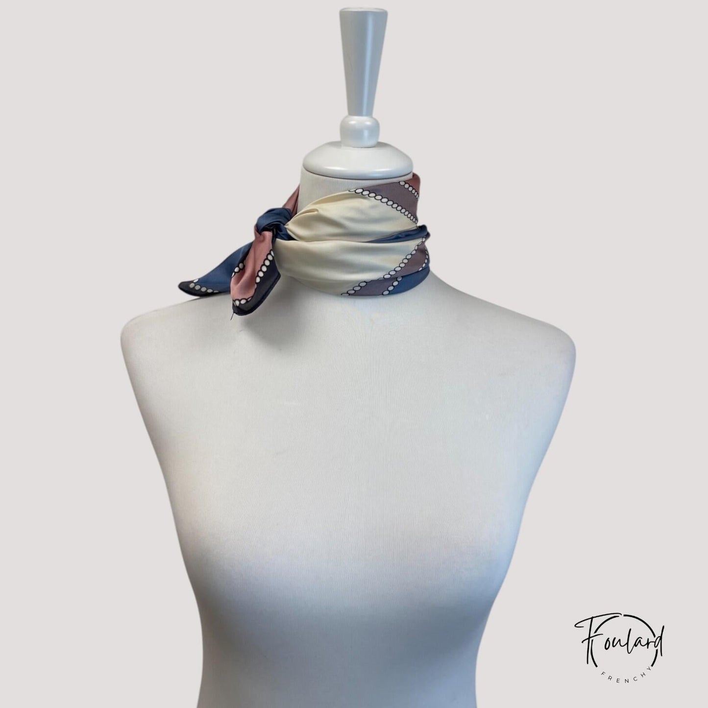 Vue rapprochée du tissu polyester rose poudré