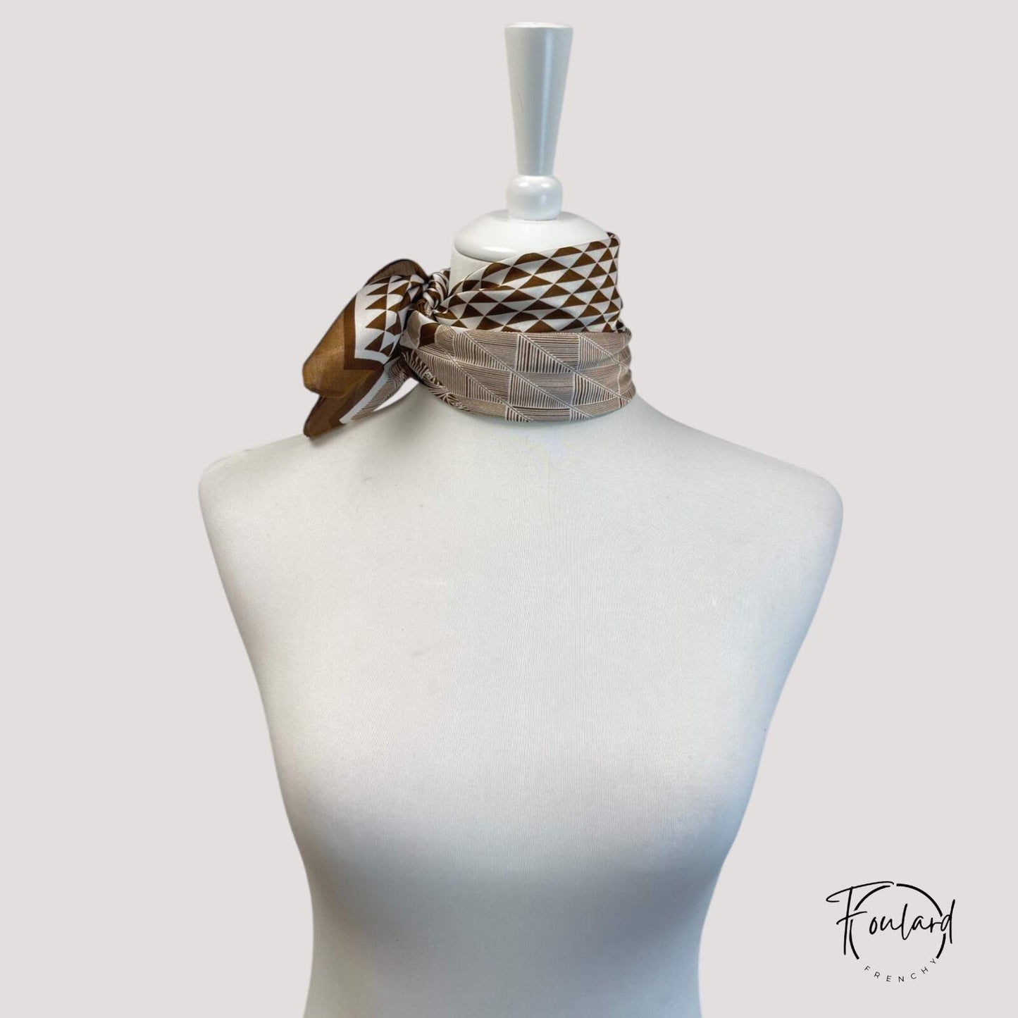 Vue d'ensemble du foulard bicolore géométrique en polyester