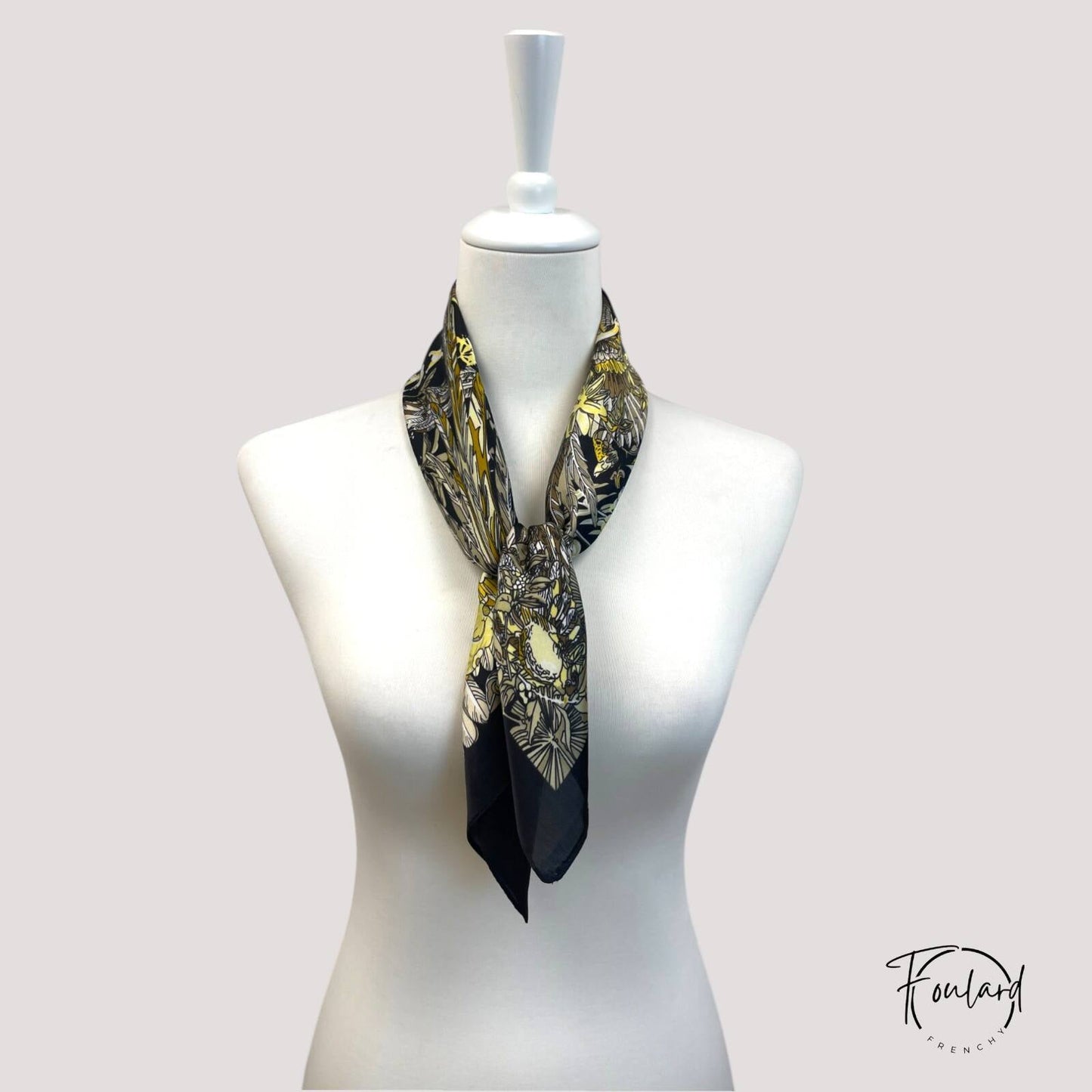 Vue de côté du foulard, texture polyester fluide