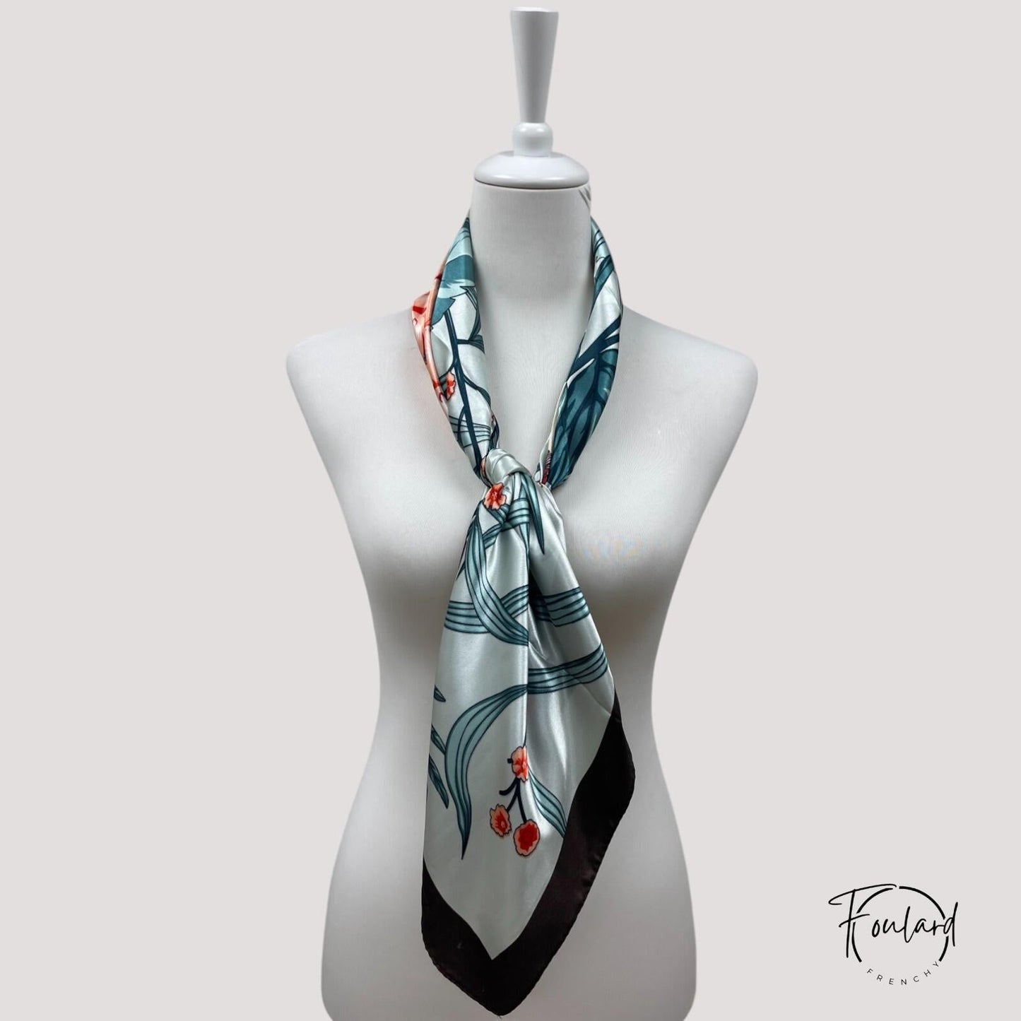 Détail des motifs nature sur foulard carré vert