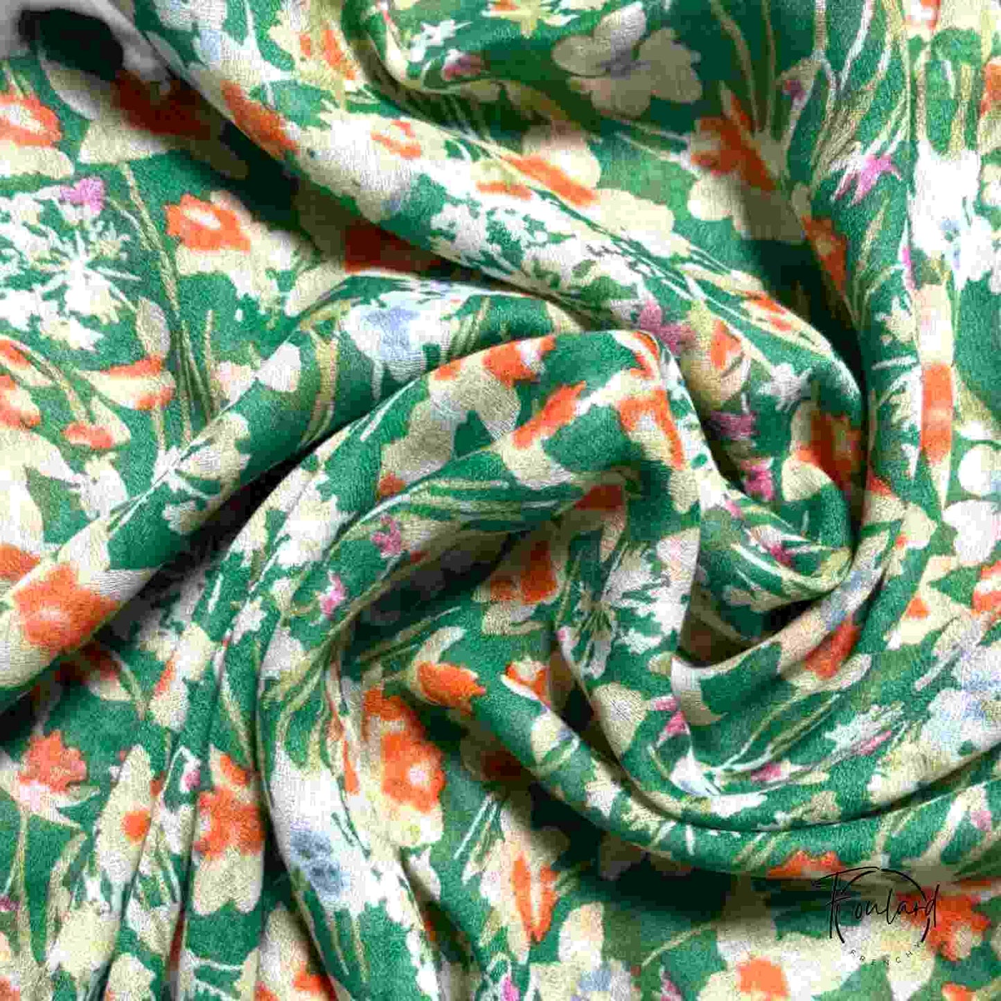 Texture douce du foulard vert en gros plan, détails des fleurs