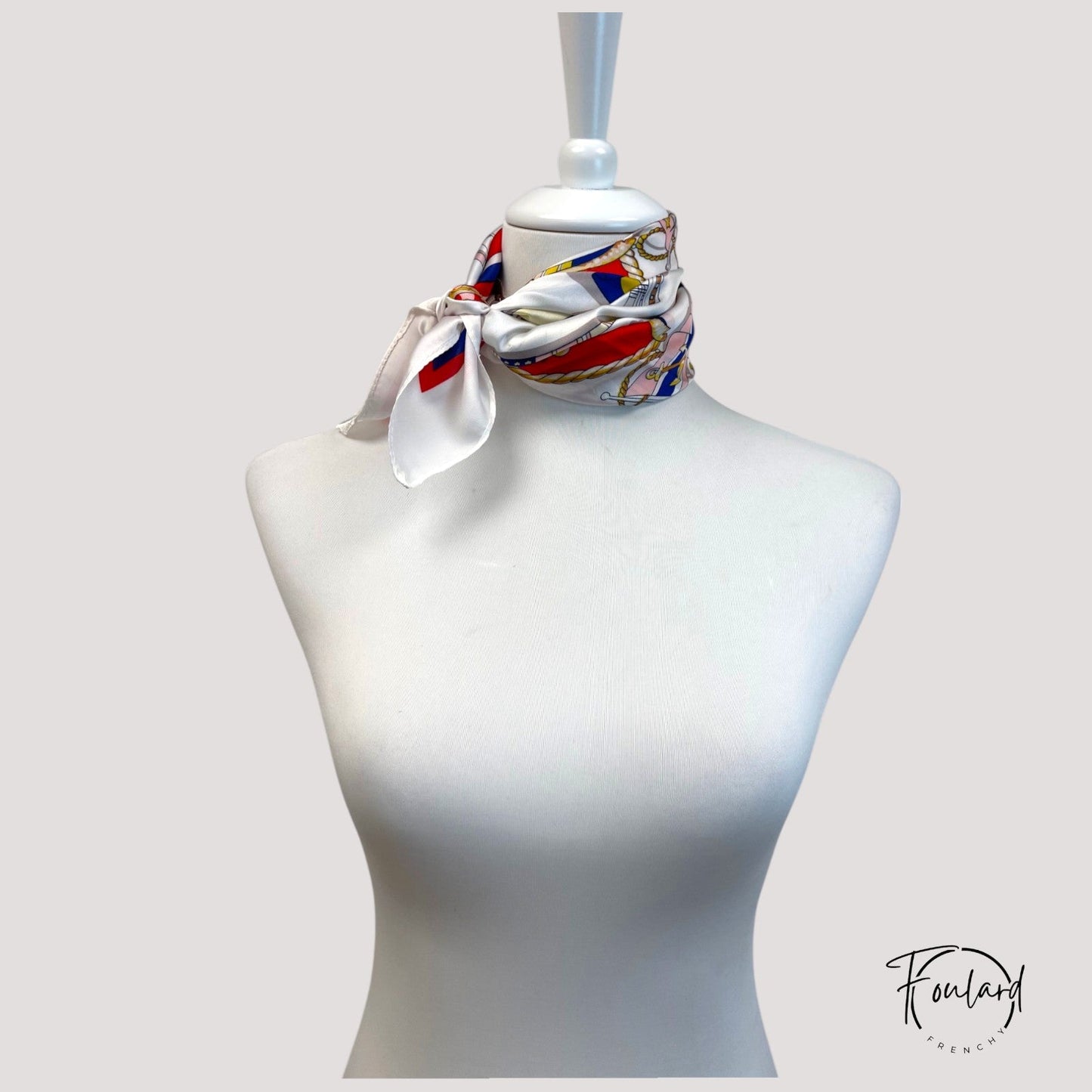 Foulard estival plié, montrant ses motifs colorés