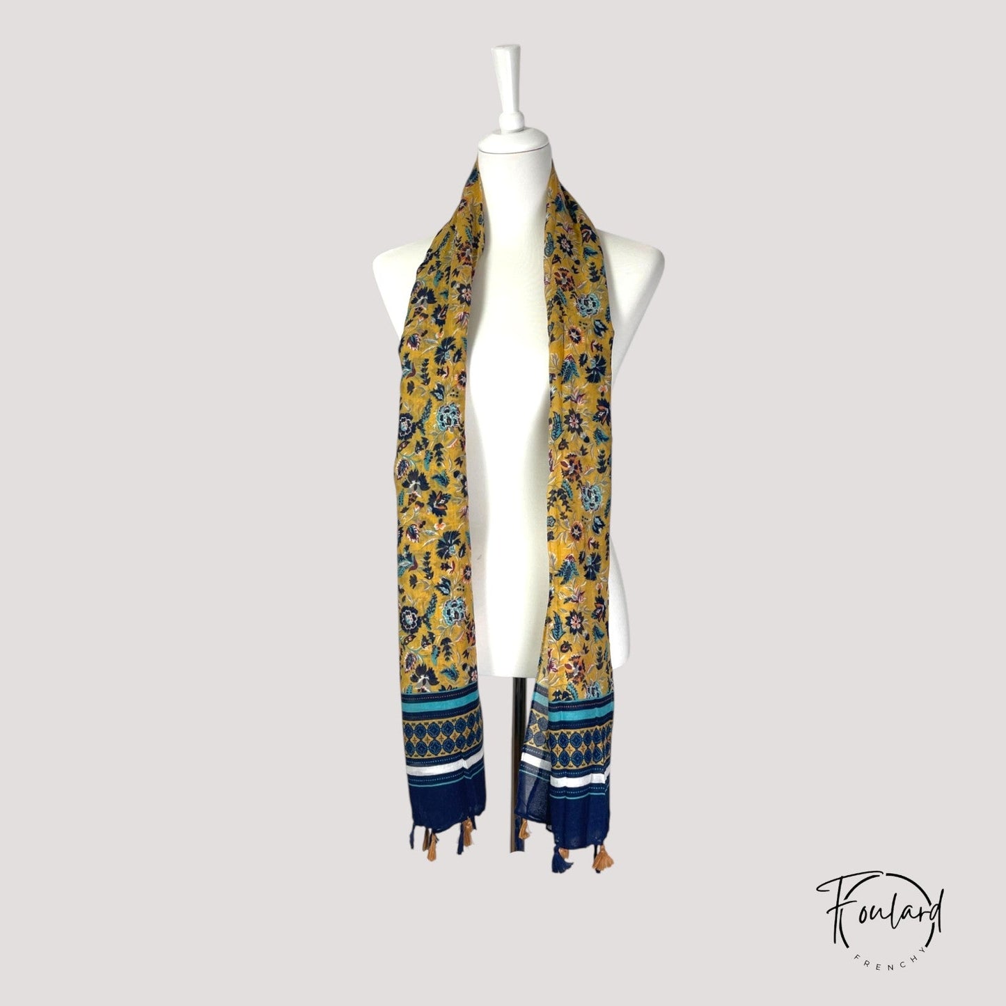 Foulard bohème noué autour du cou, fond jaune moutarde