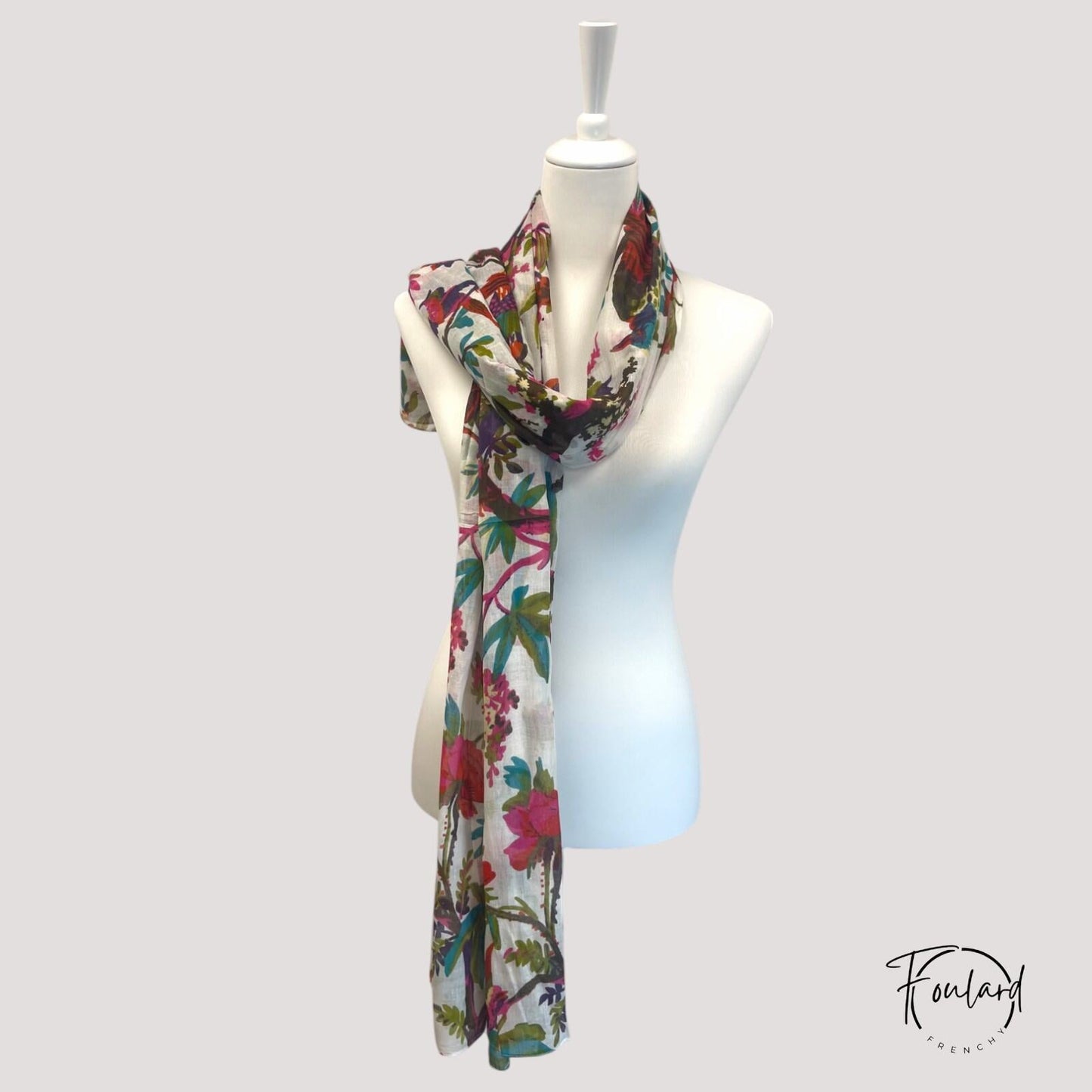 Foulard drapé montrant motifs tropicaux et couleurs vives