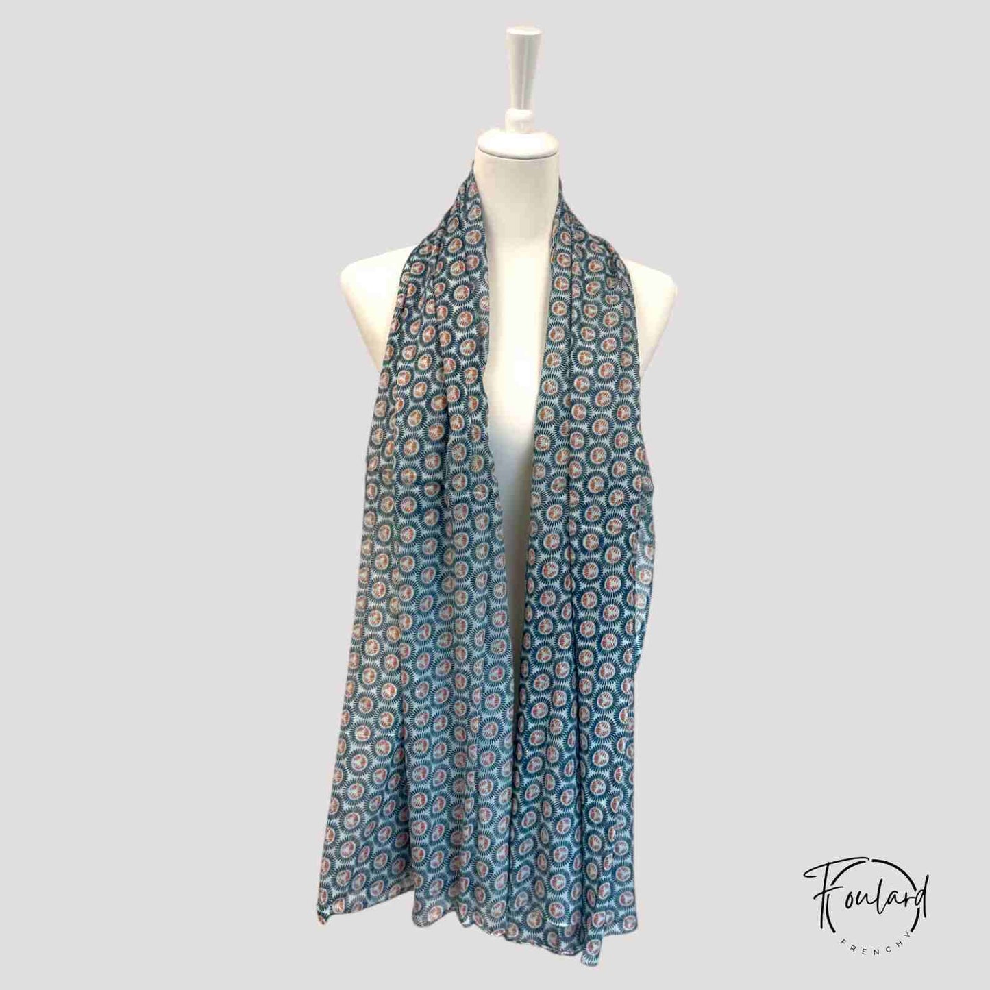 Foulard drapé sur mannequin, motifs géométriques colorés