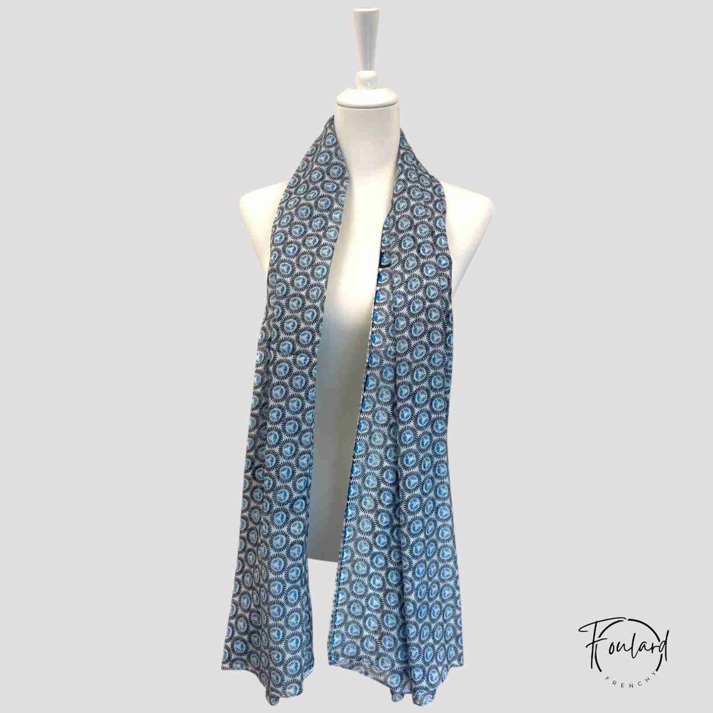Foulard drapé sur mannequin, montrant sa légèreté et sa taille