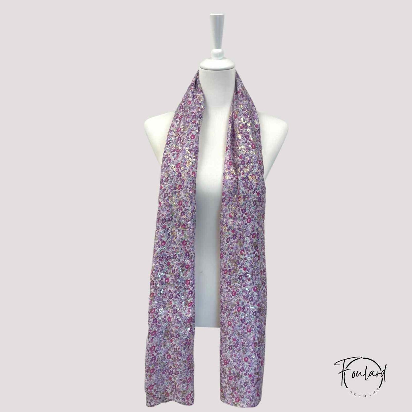 Vue rapprochée du tissu fluide violet et motifs floraux