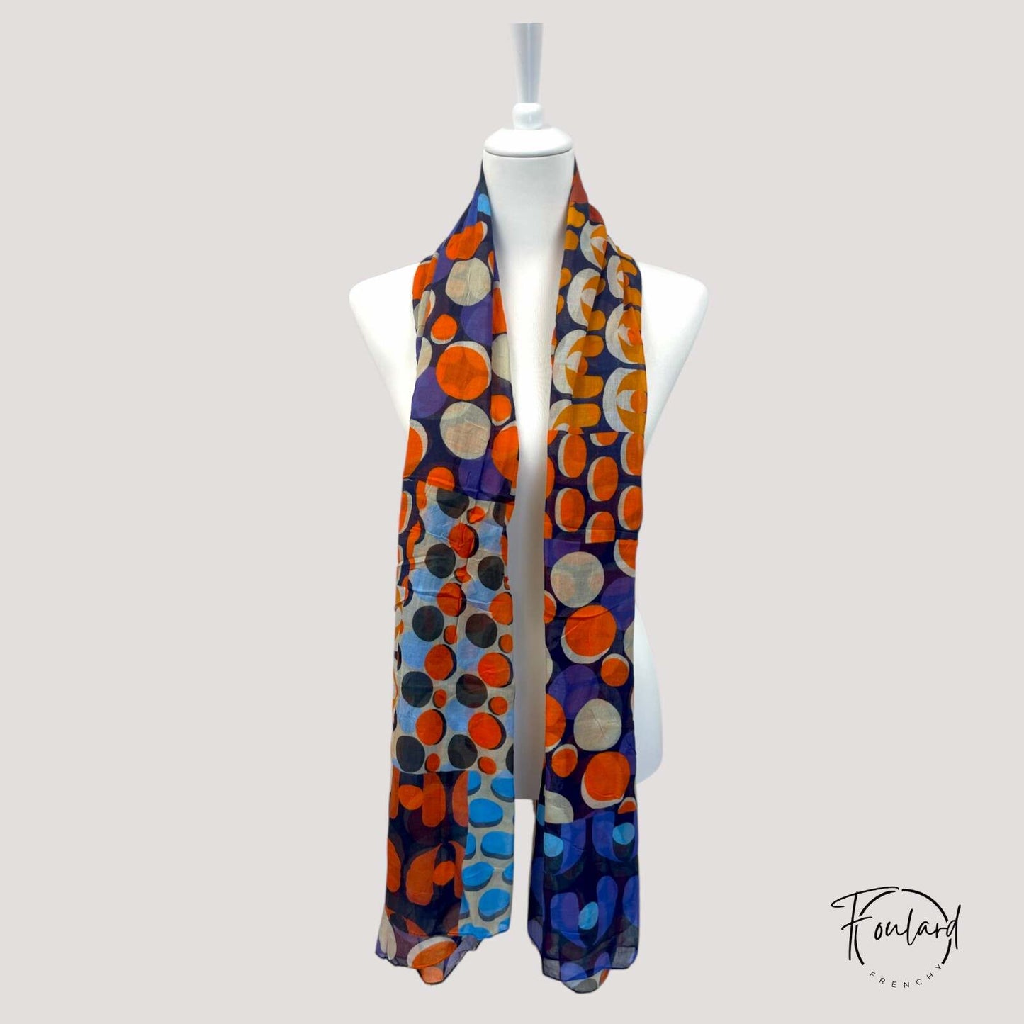 Vue d'ensemble du foulard, design moderne et artistique